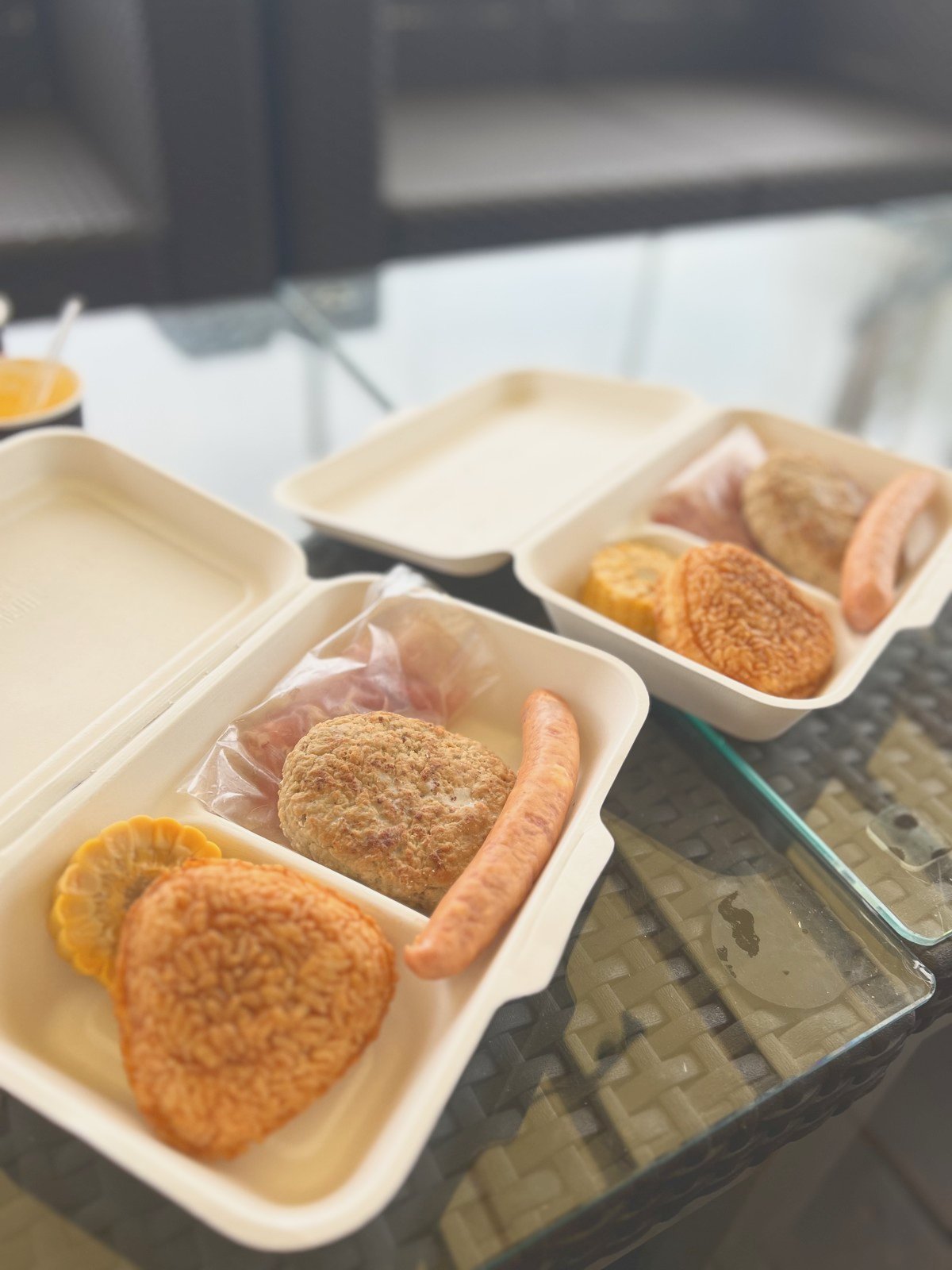 コロッケ・ハンバーグ・ソーセージなどが入ったBBQ食材のパック