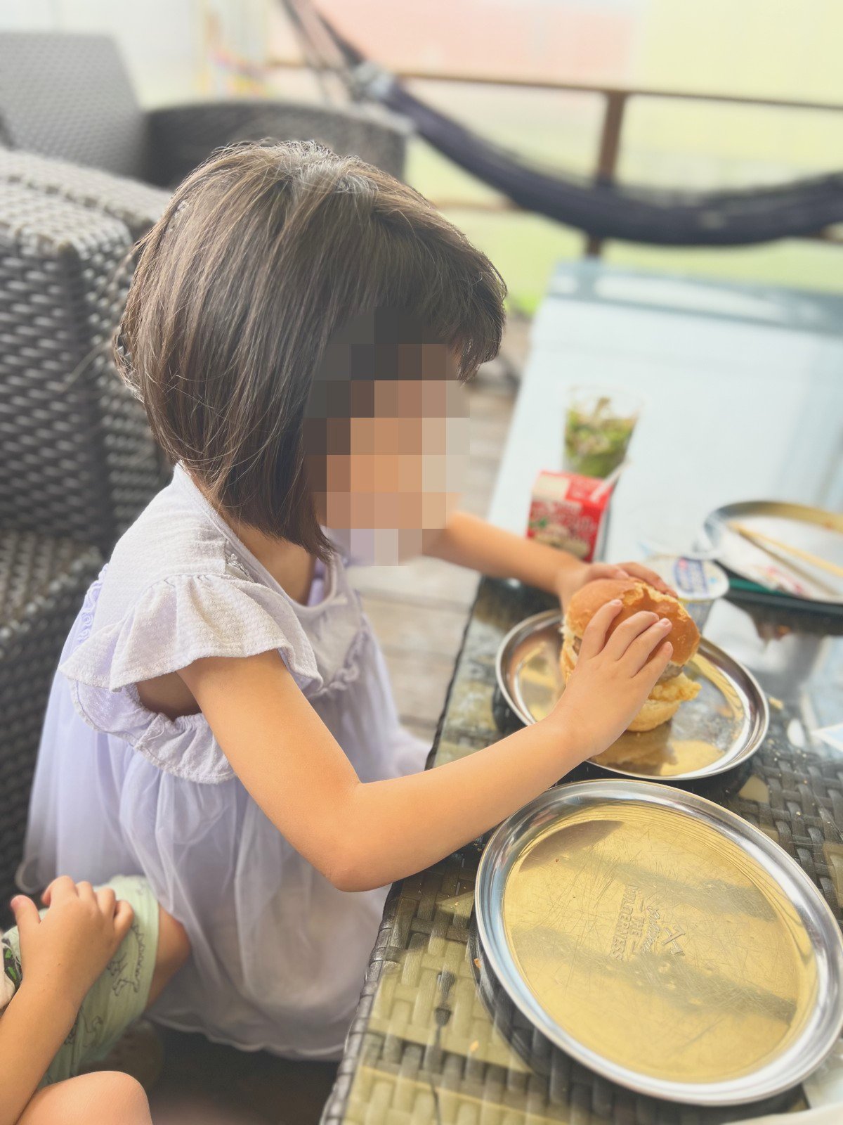バーガーを手に取る子ども