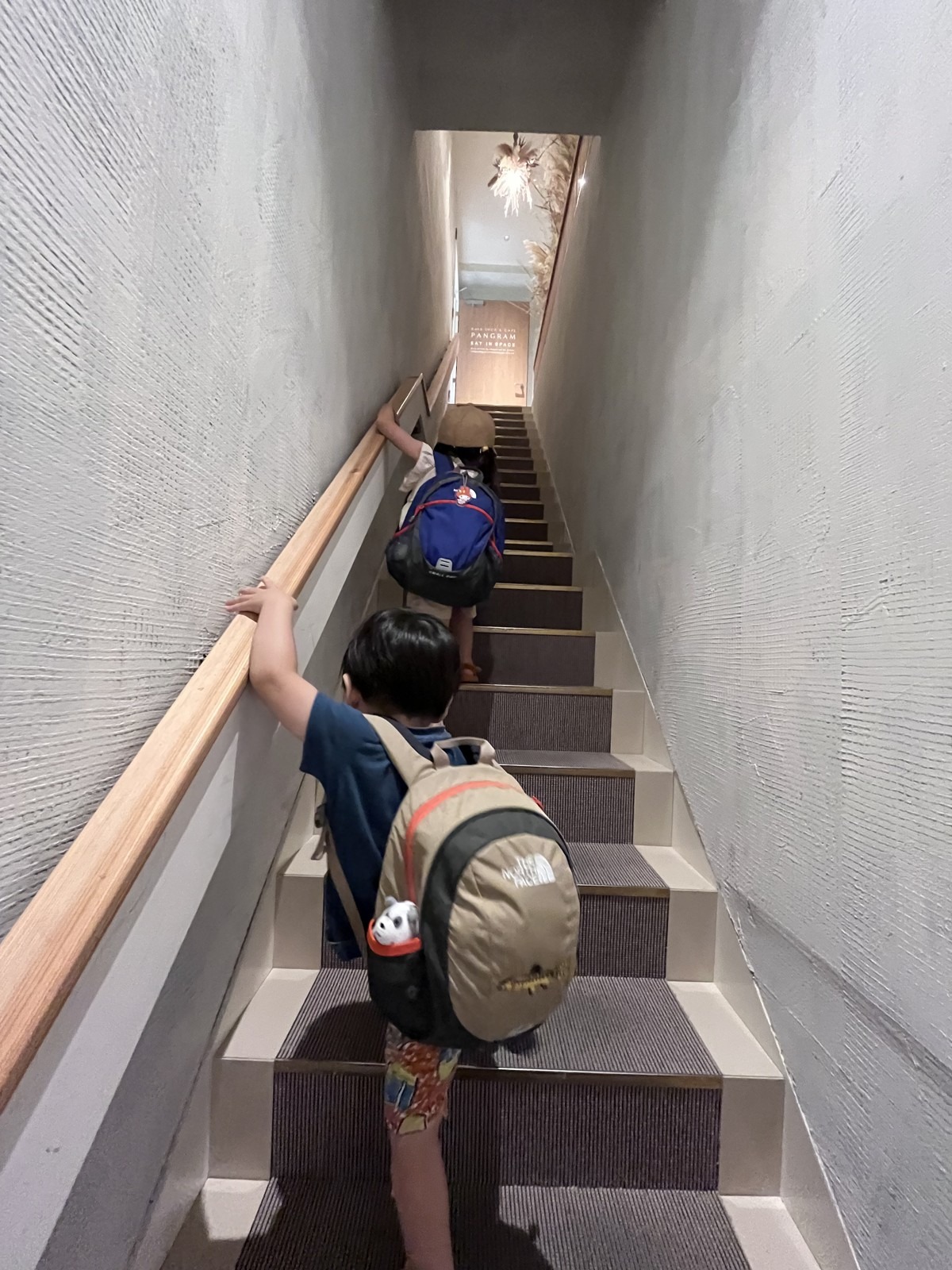 2階へ上がる階段