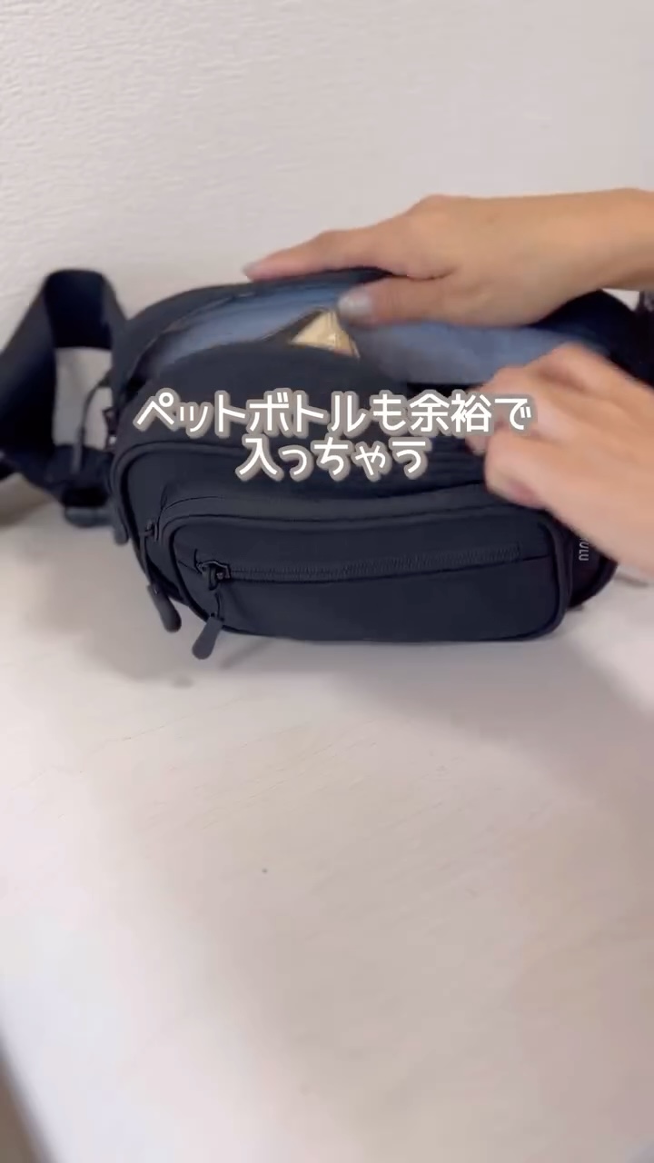 複数に分かれたポケットに小物を入れているところ