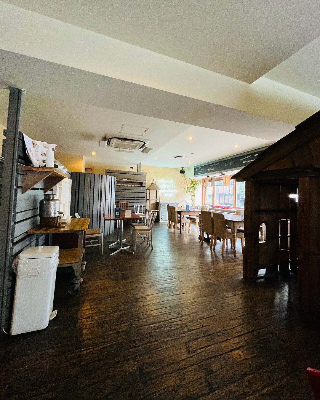 木の床が広がる店内。奥にテーブル席