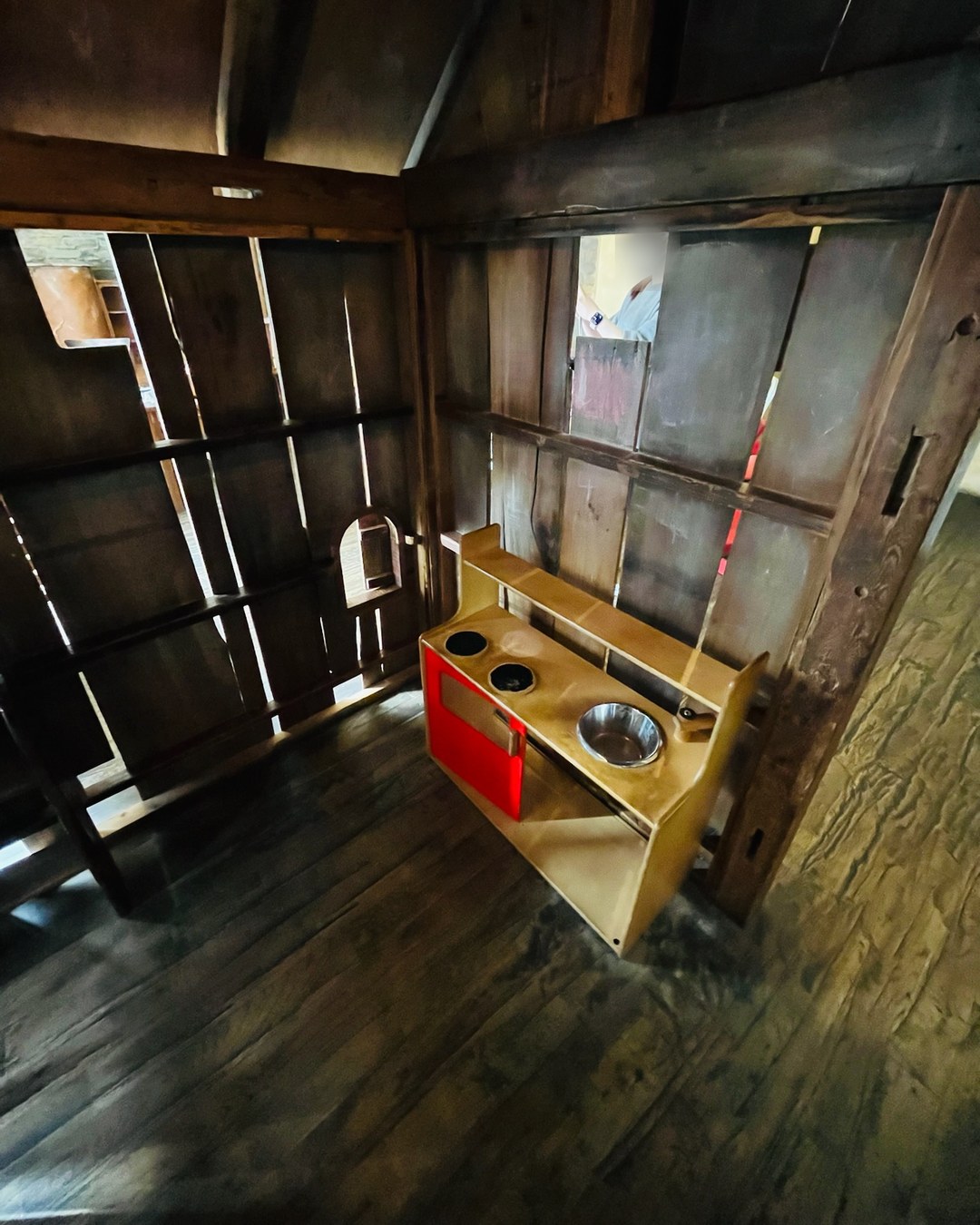 小屋の中に置かれた木のおままごとキッチン