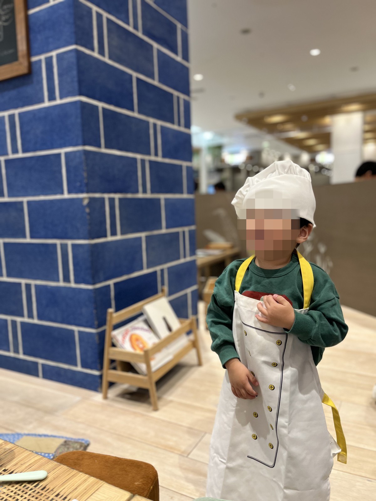 コック帽とエプロンを着た子ども