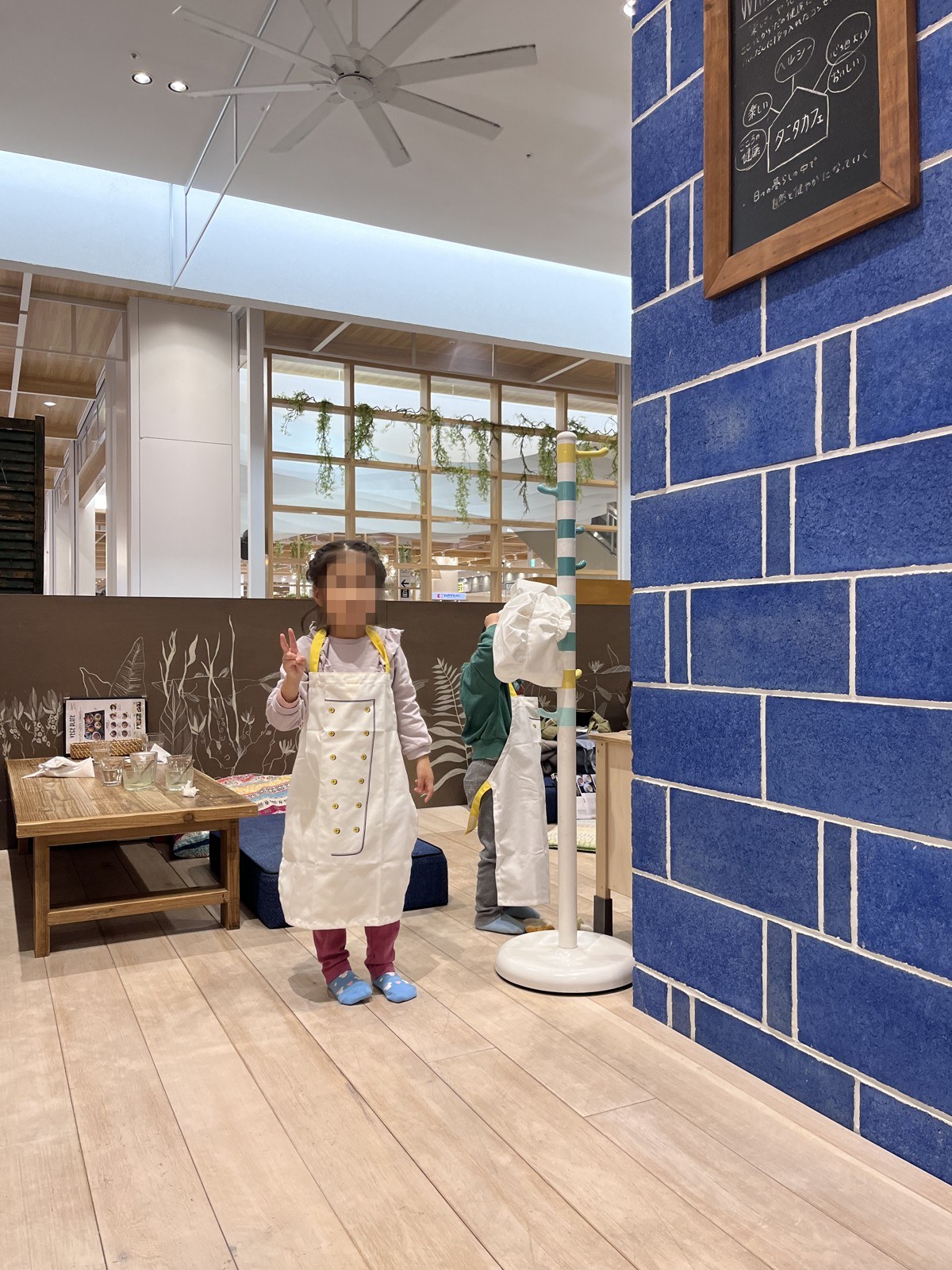 エプロン姿で遊ぶ子ども