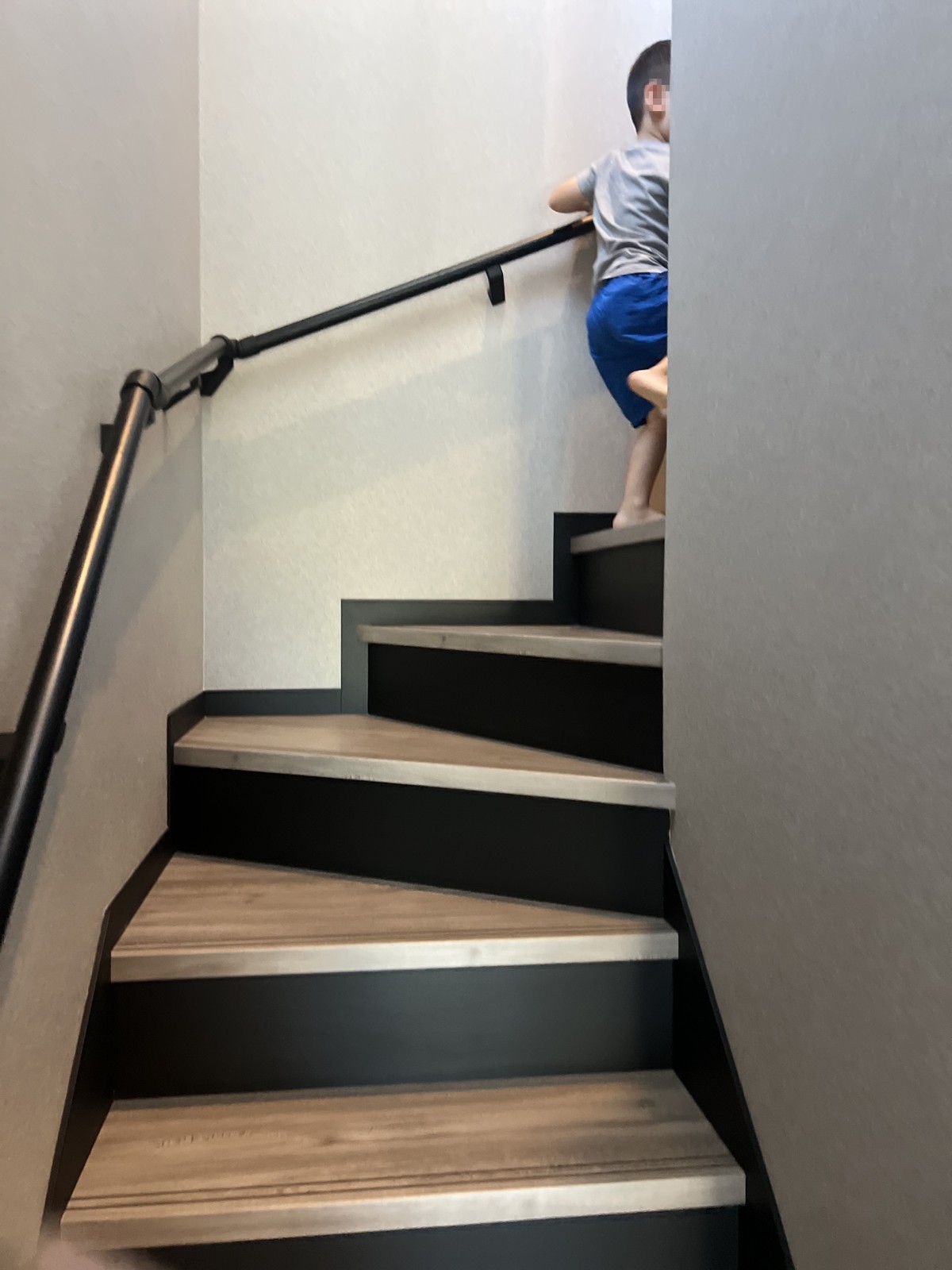 階段を上る子ども