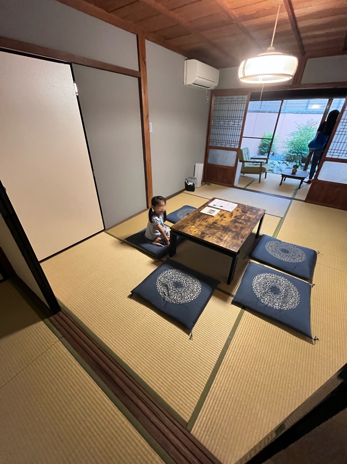 座卓と座布団が置かれた畳の部屋