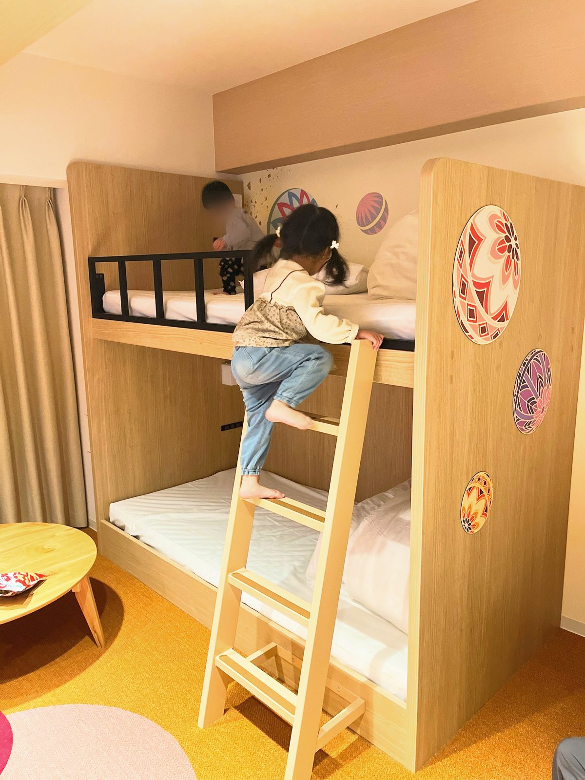 二段ベッドをのぼる子ども
