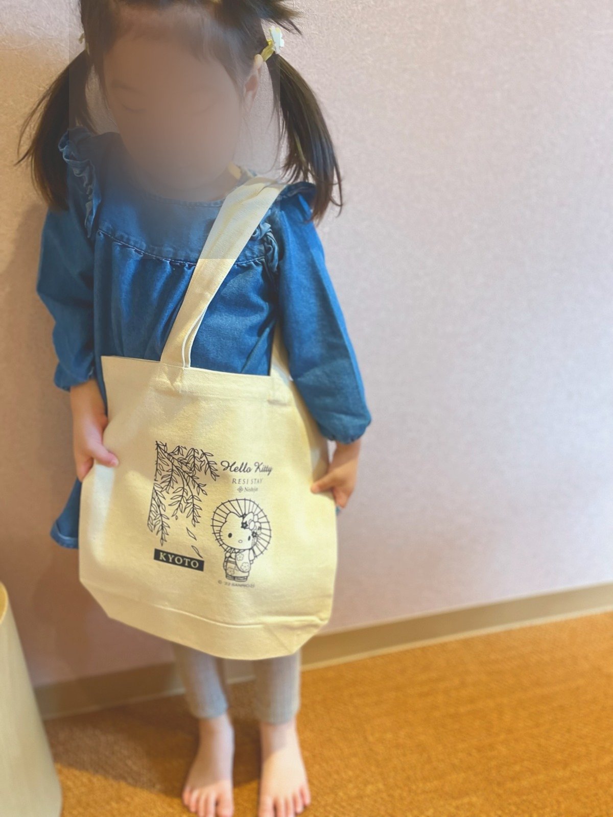 Hello Kittyとのコラボのトートバッグ