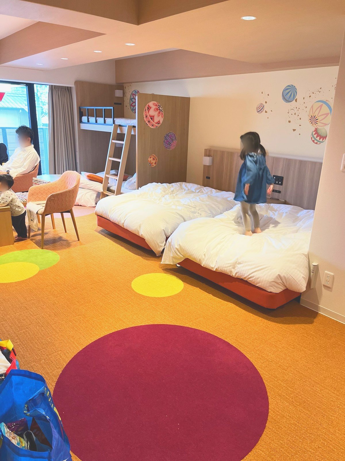 ベッドが並ぶ部屋