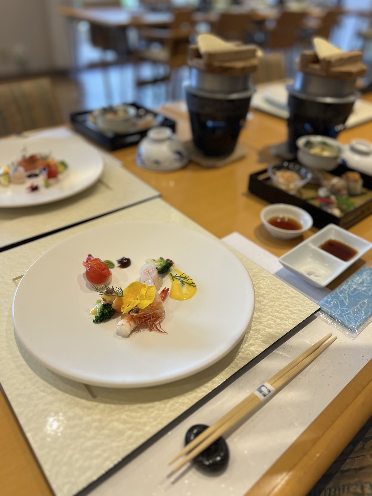 花を添えた、彩りのきれいな前菜のお皿