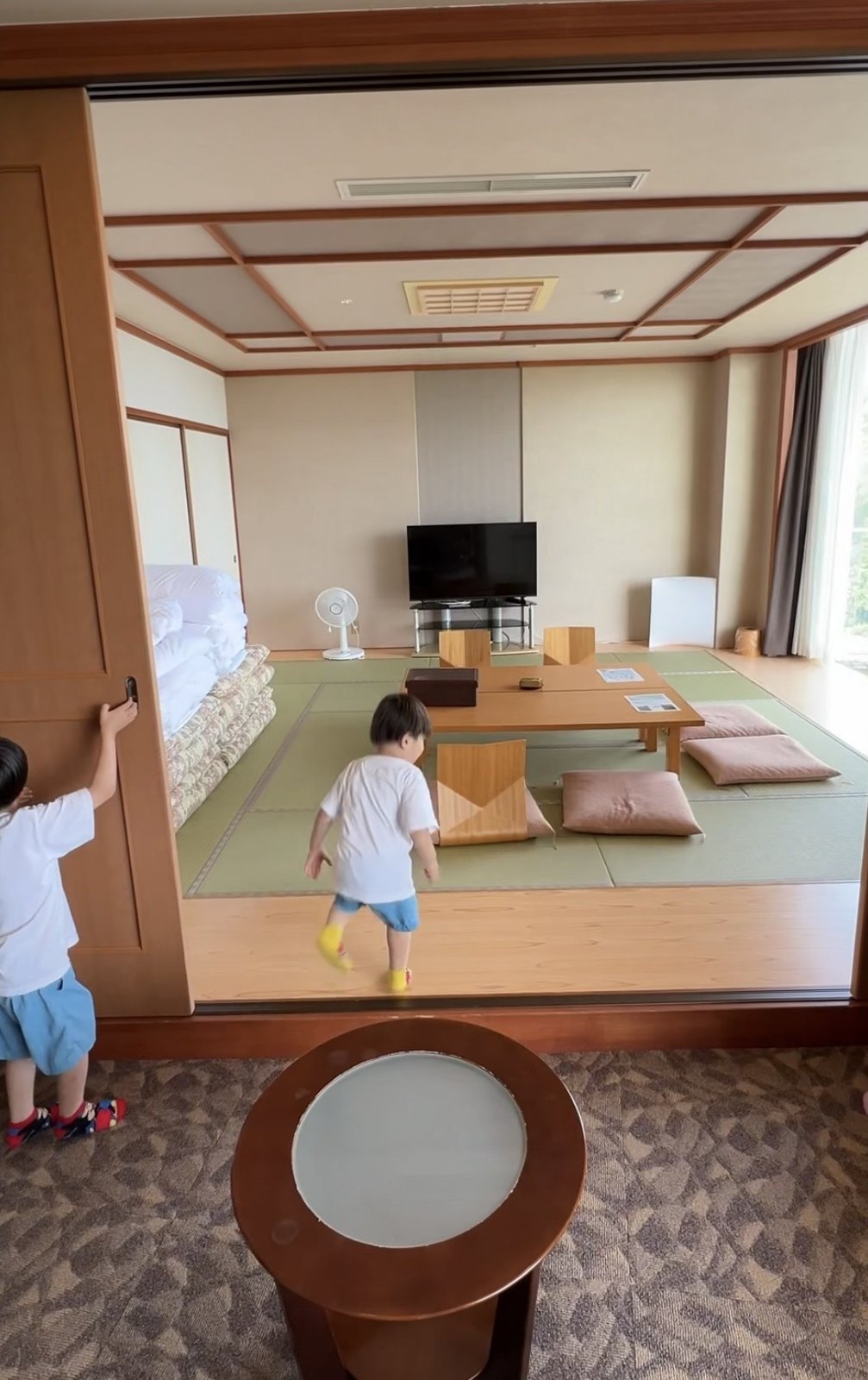 ベッドの部屋とつながった、布団を敷ける広い和室