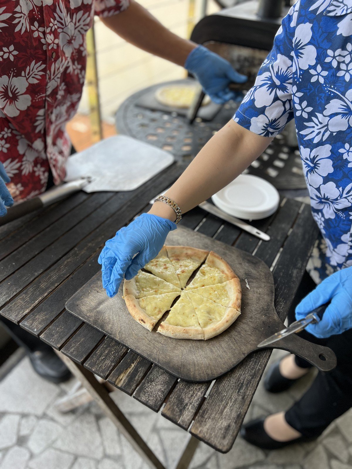 スタッフさんが切り分けてくれる焼きたてのピザ