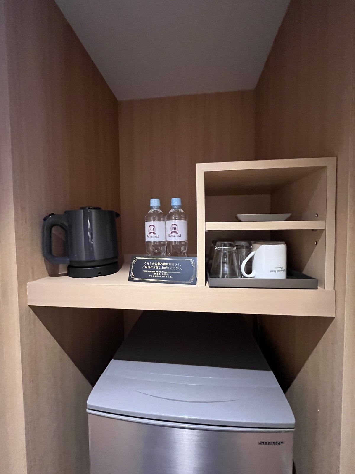 冷蔵庫とケトルの置かれた棚