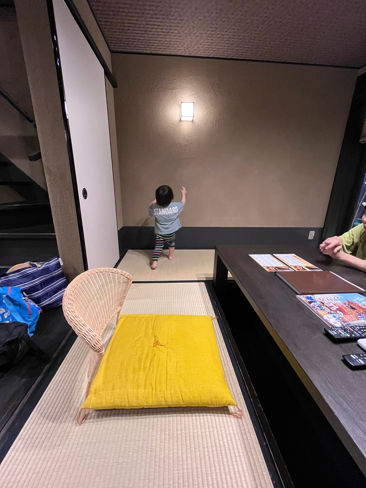 小上がりの畳に上がる子ども