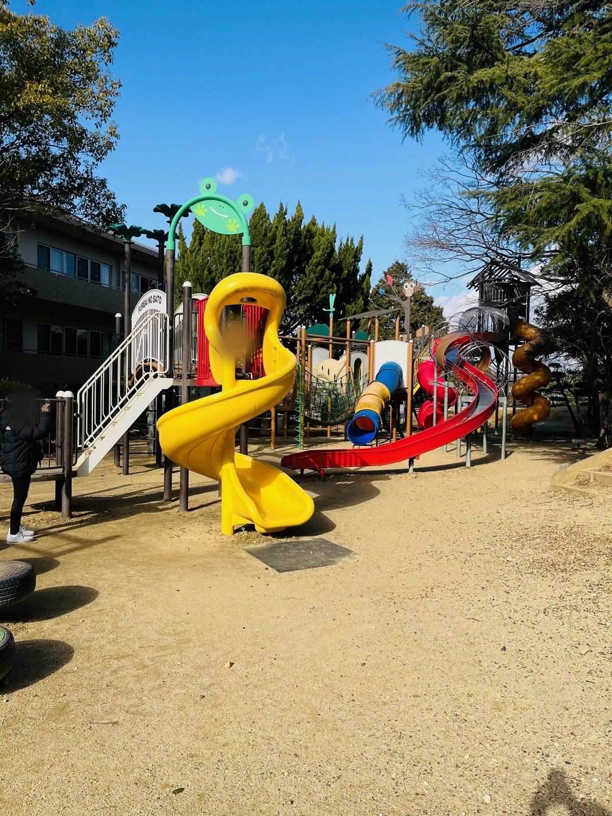 市民ふれあいの里 リス園(大阪狭山市)は入園無料。リスが肩に乗ってくる距離でふれあえます
