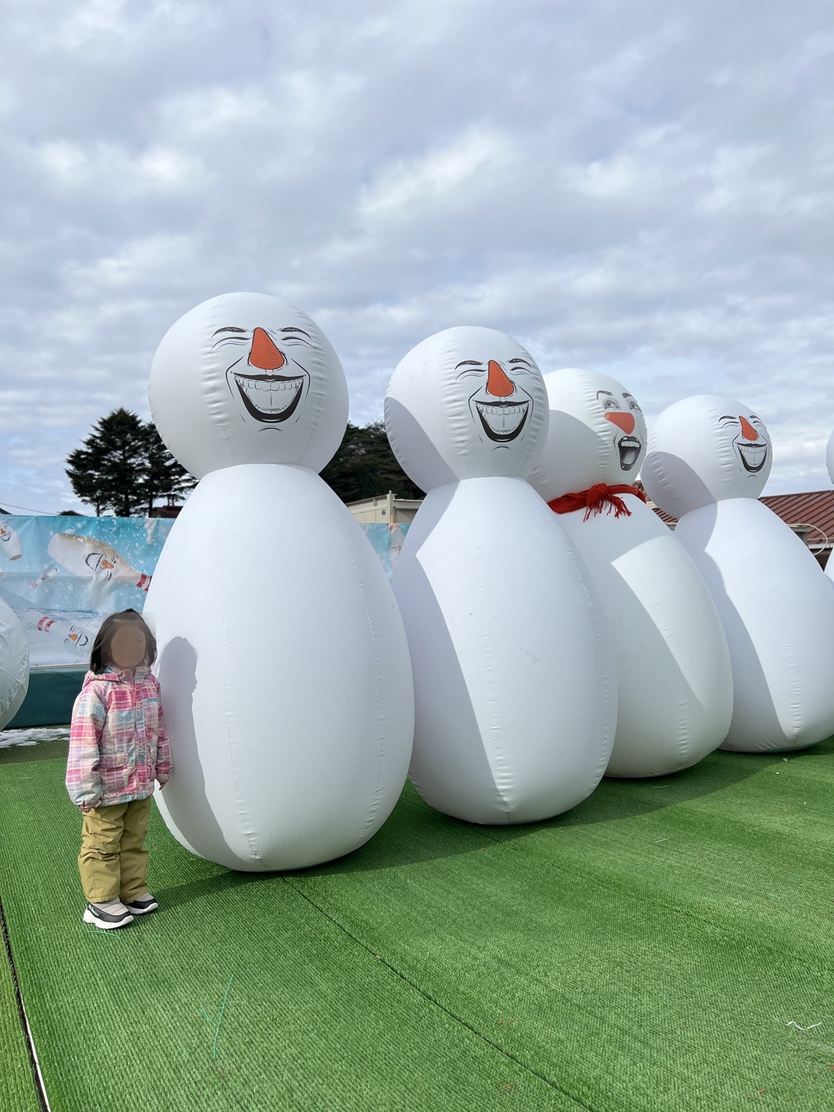 人工芝のレーンの先に並ぶ巨大な雪だるまのピン