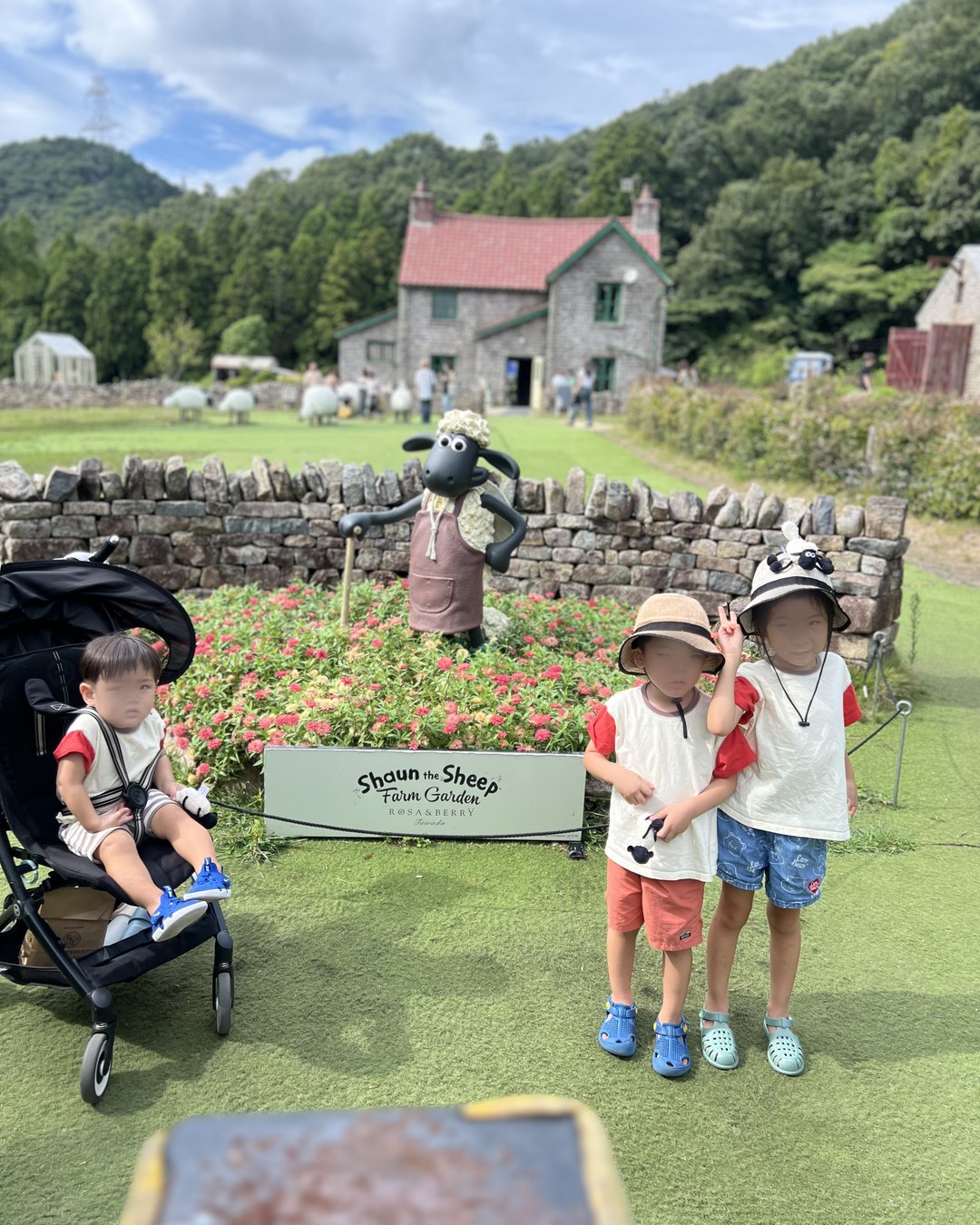 「Shaun the Sheep Farm Garden」の看板とショーンの像
