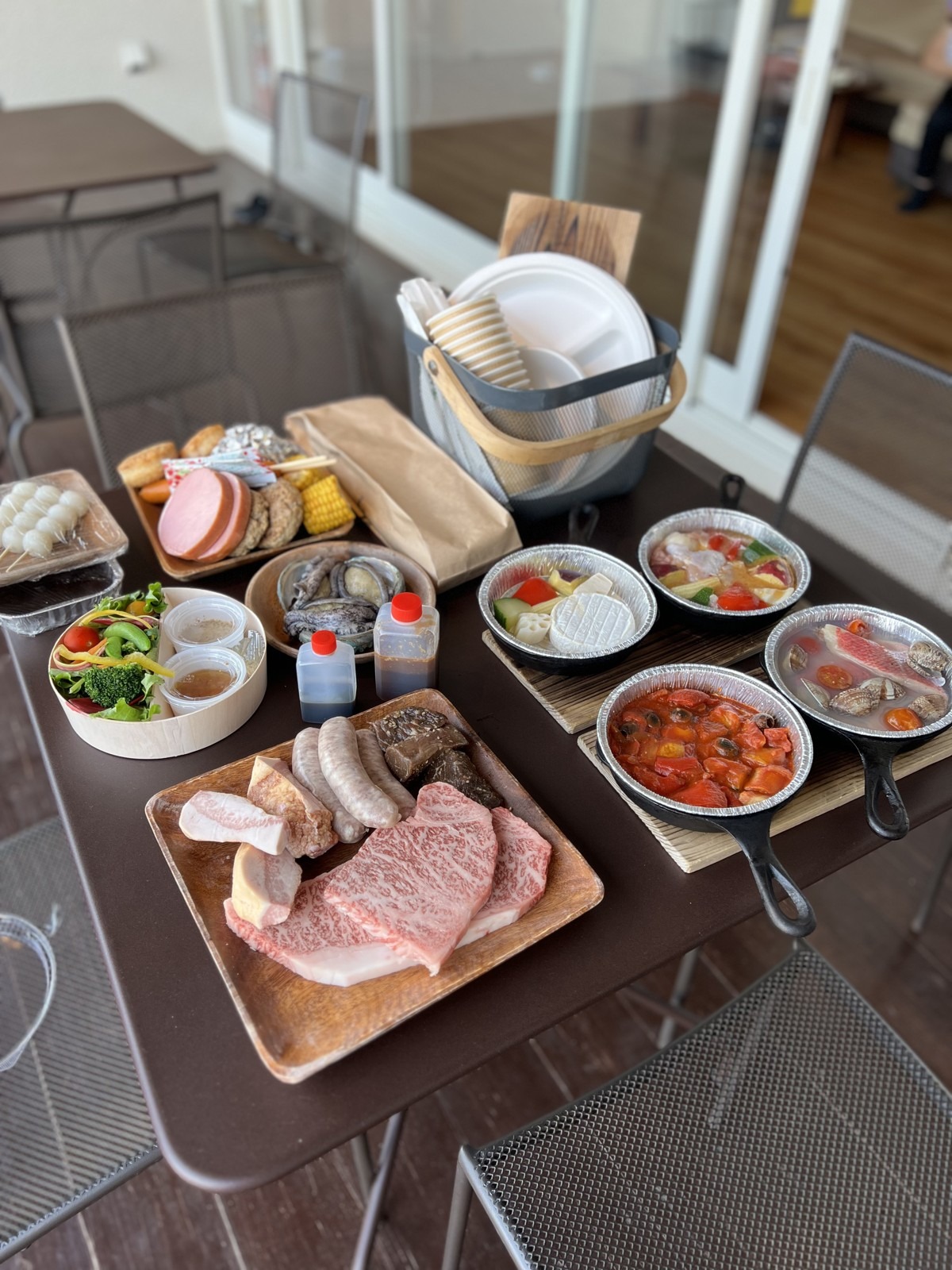 部屋に届く豪華なBBQ系の食事