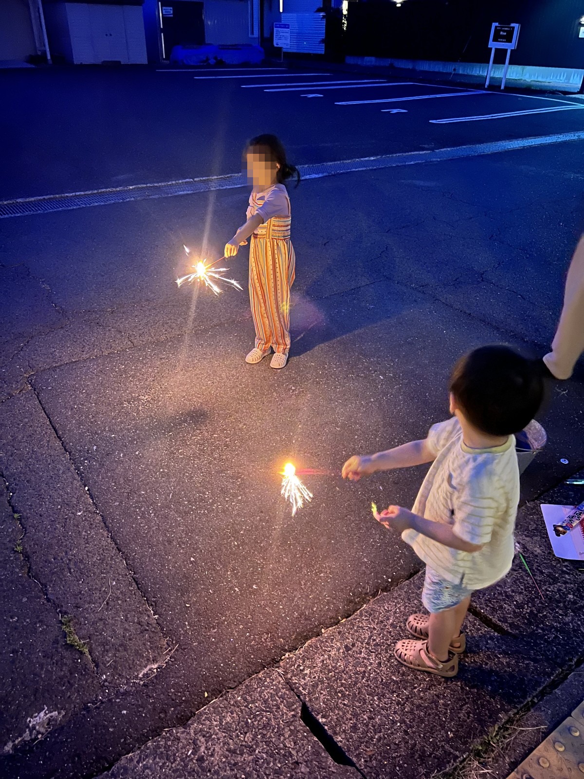 手持ち花火をする子どもたち