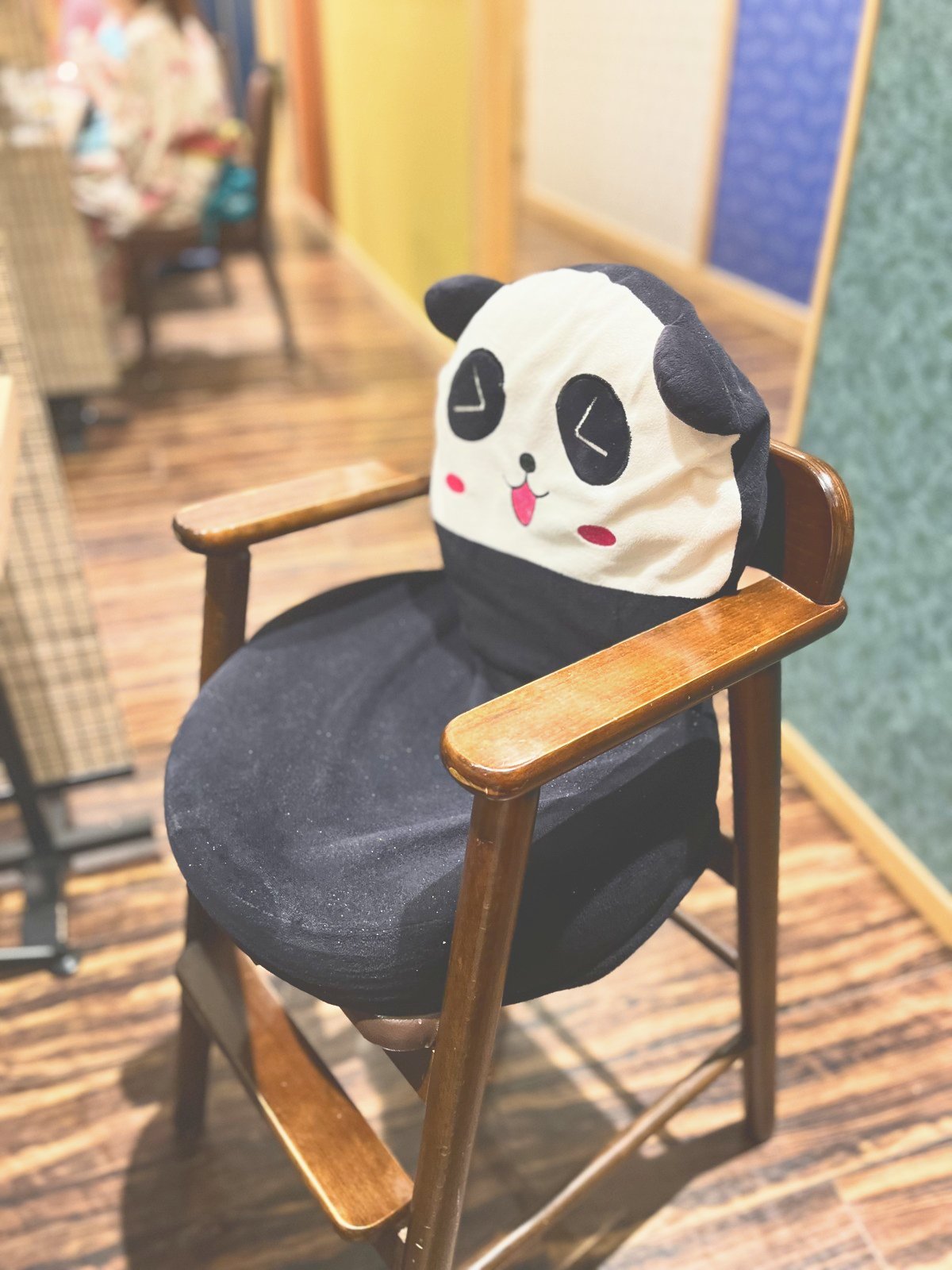 パンダのクッションが置かれた椅子