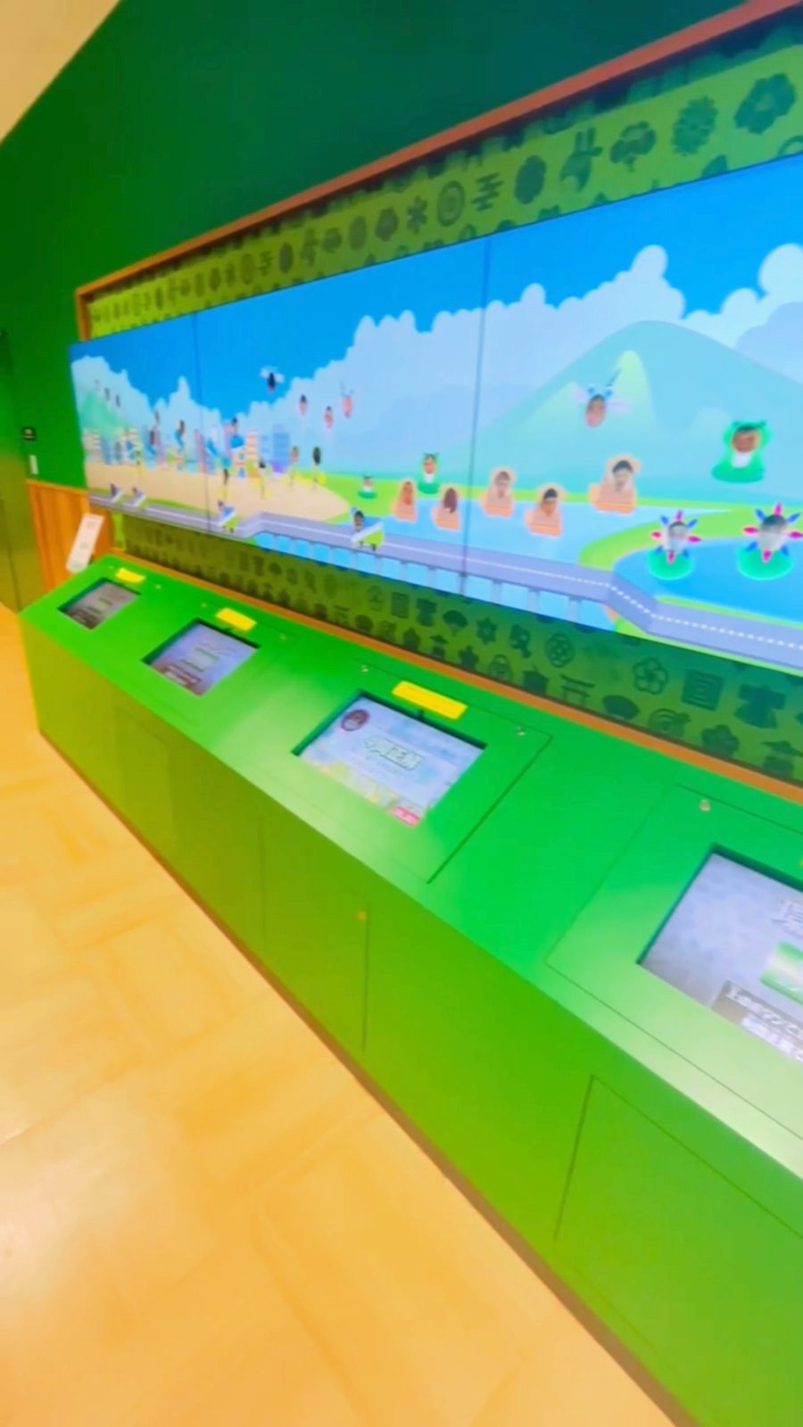 緑の壁いっぱいのクイズ展示
