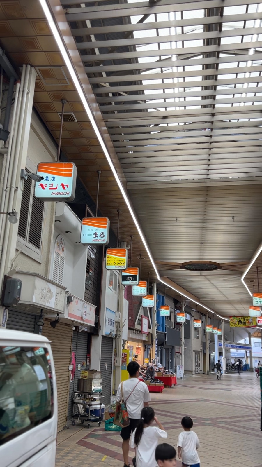 アーケードの天井と店の看板が並ぶ商店街