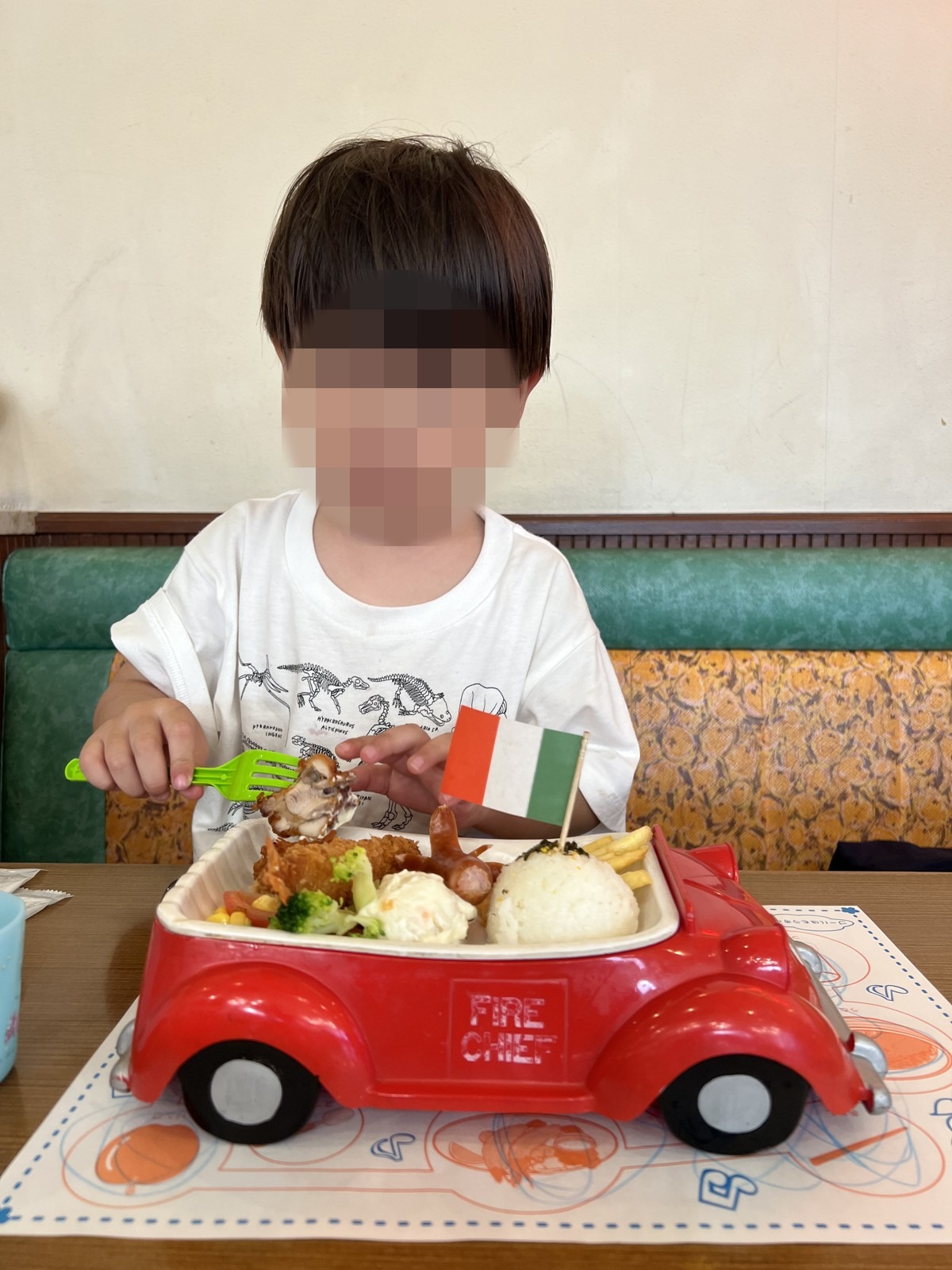 赤い車のかたちの器に盛られたお子様ランチ