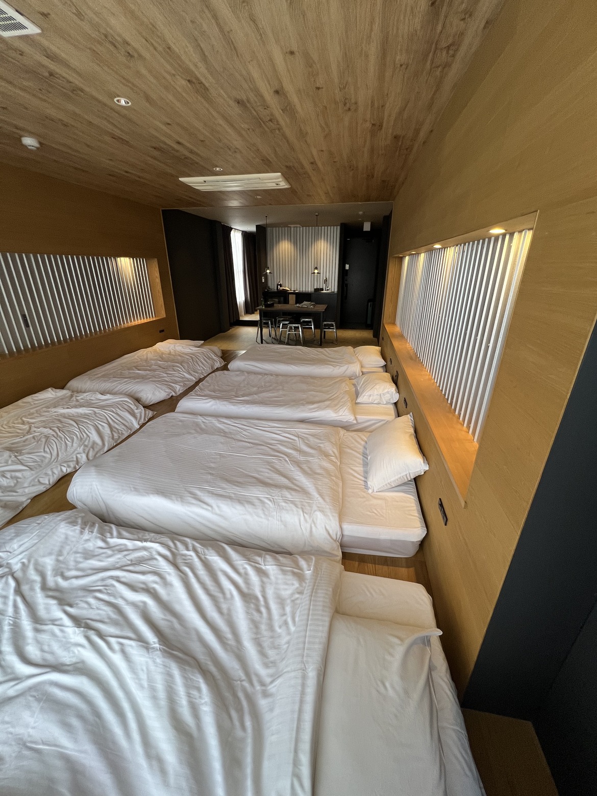 壁沿いに布団が並んだ客室