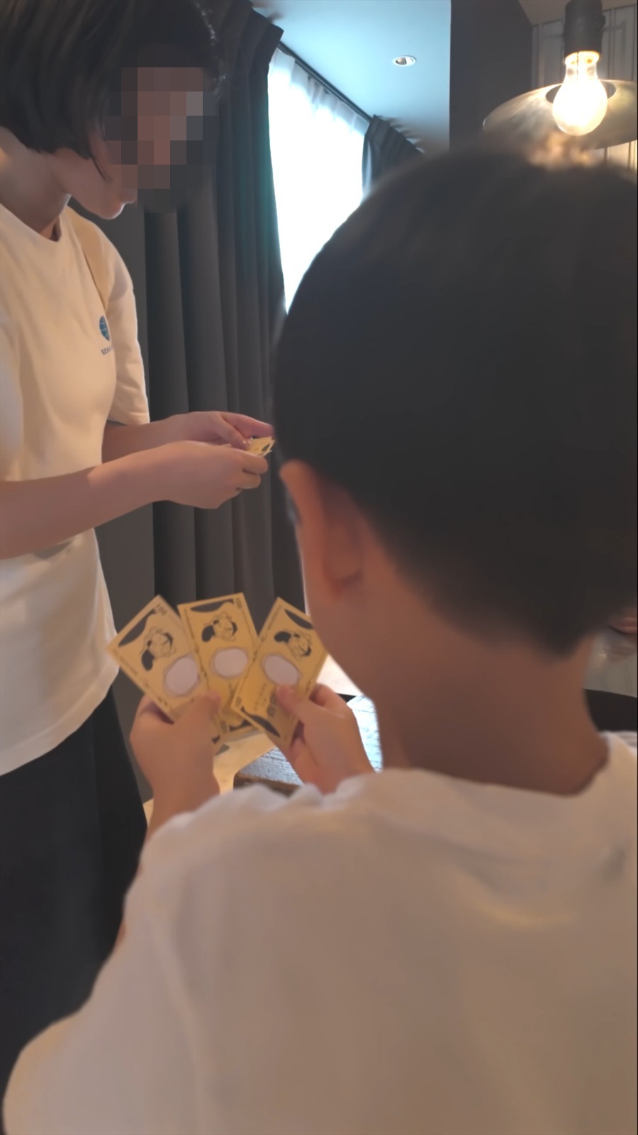 スタッフさんからお駄賃を受け取る子ども