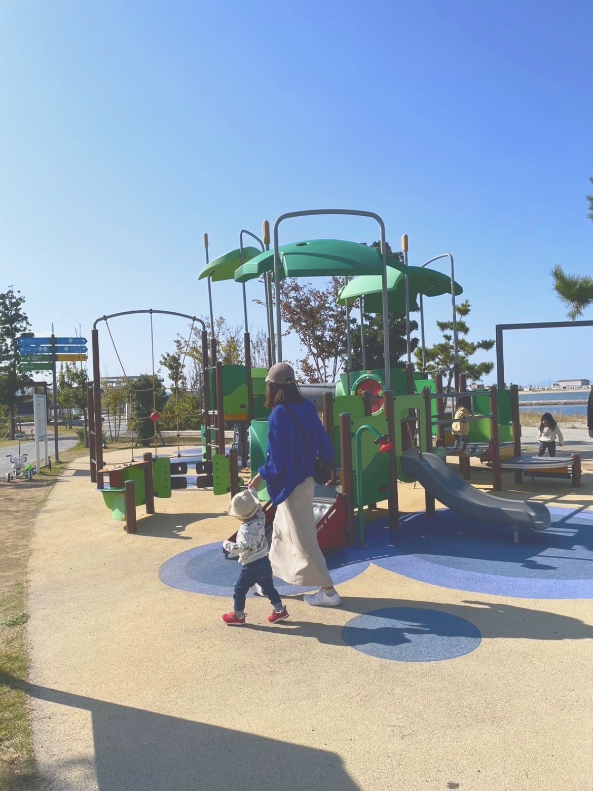 滑り台とブランコが並ぶ遊具エリア