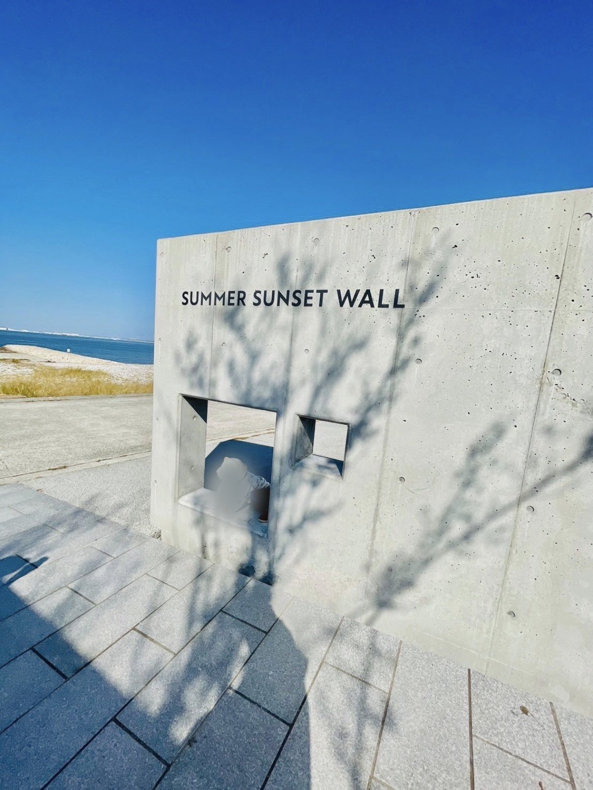 SUMMER SUNSET WALL と書かれたコンクリートの壁