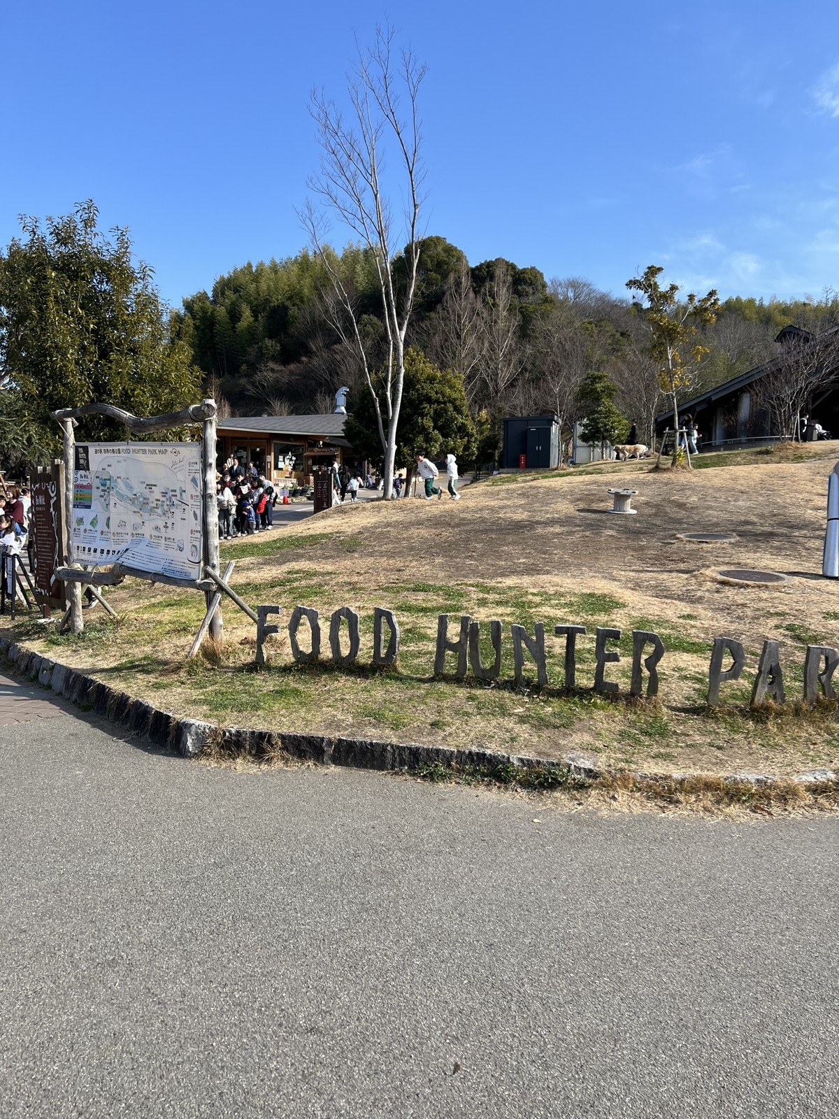 道の駅 四季の郷公園(FOOD HUNTER PARK)は入園も駐車場も無料。焚き火でマシュマロが焼けて、土日のランチは席が取れませんでした(和歌山市)