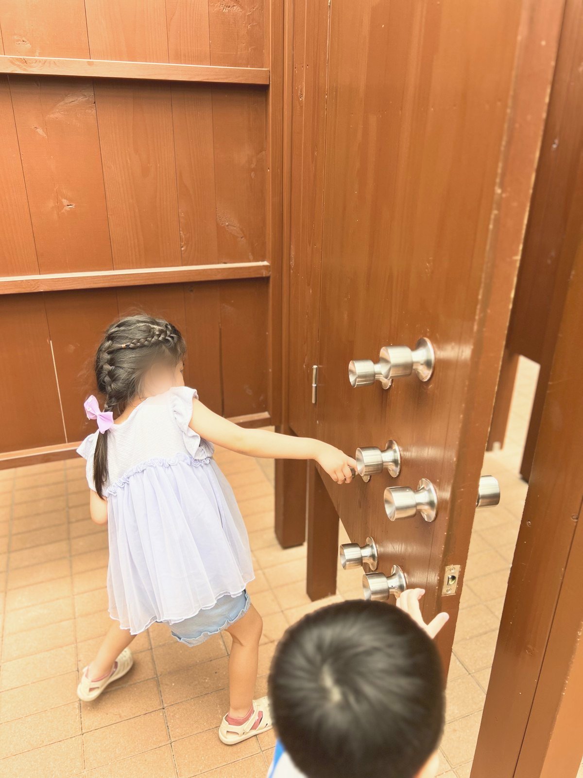 ノブがいくつも付いた扉