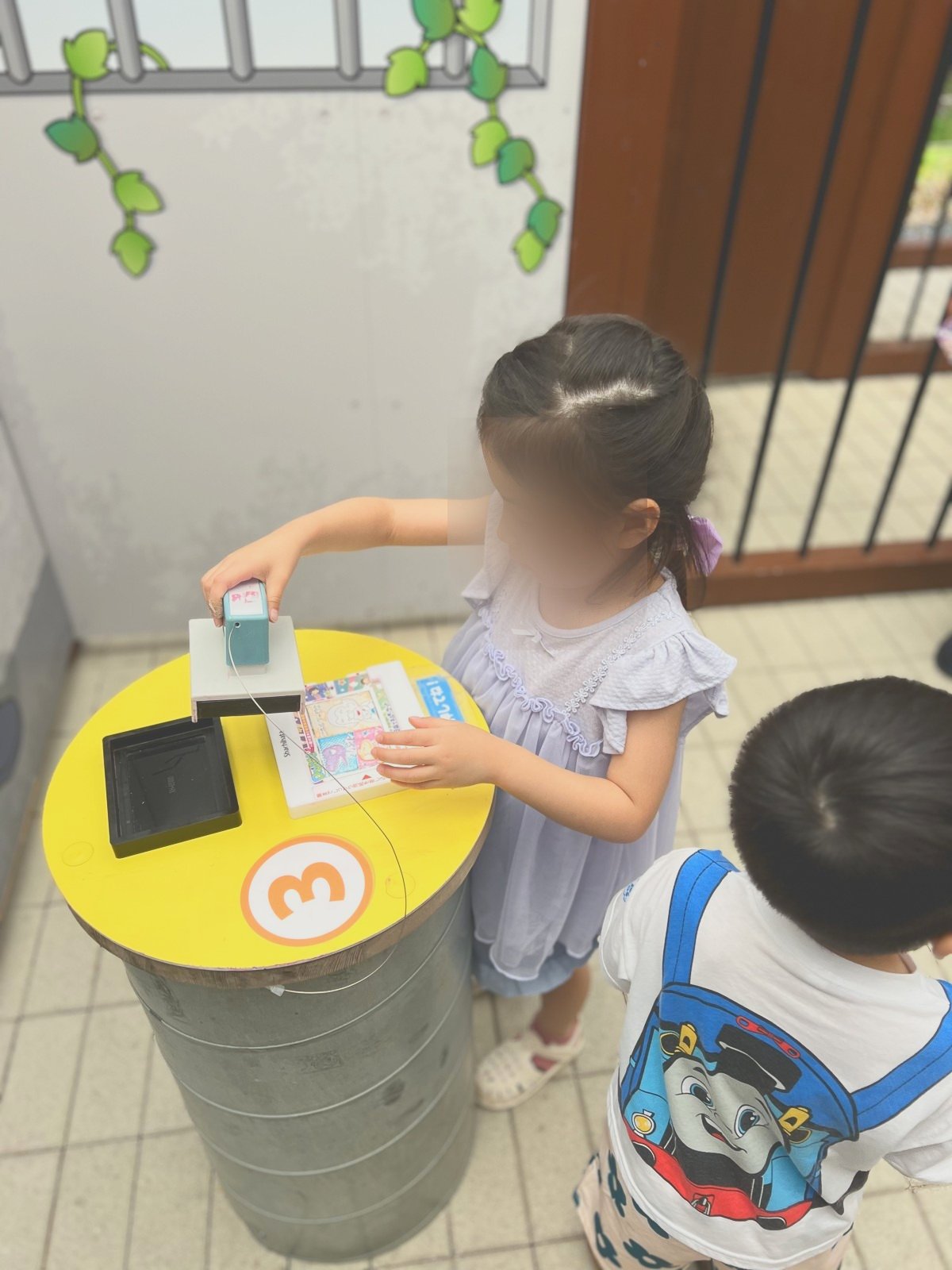 スタンプ台で手を動かす子ども