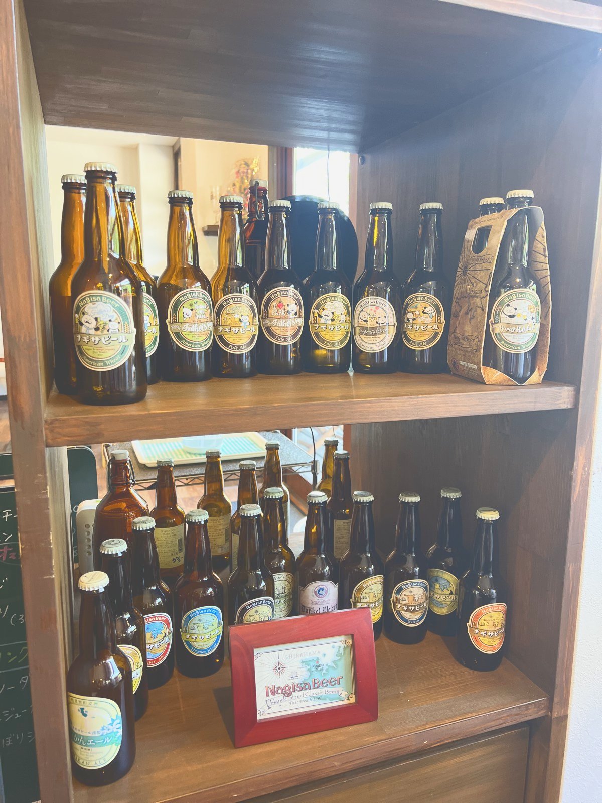 棚に並ぶ瓶ビール