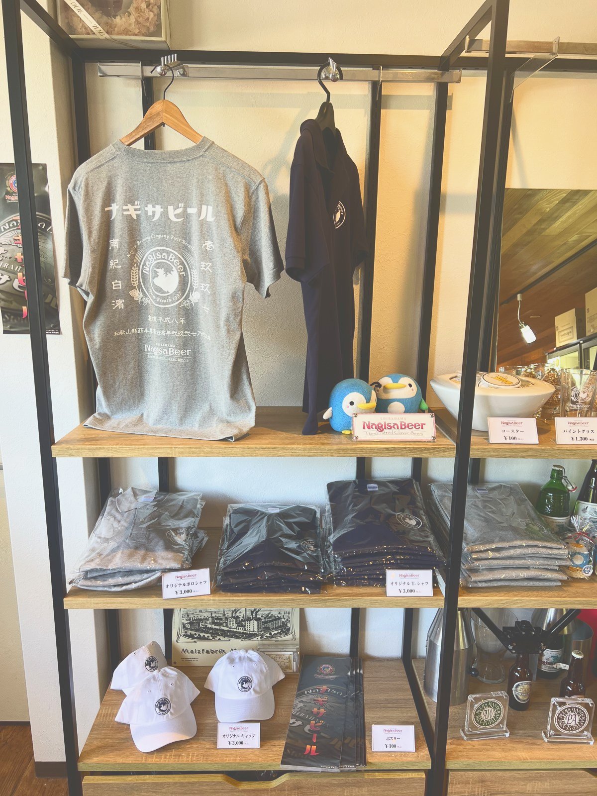 Tシャツやキャップが並ぶグッズ棚