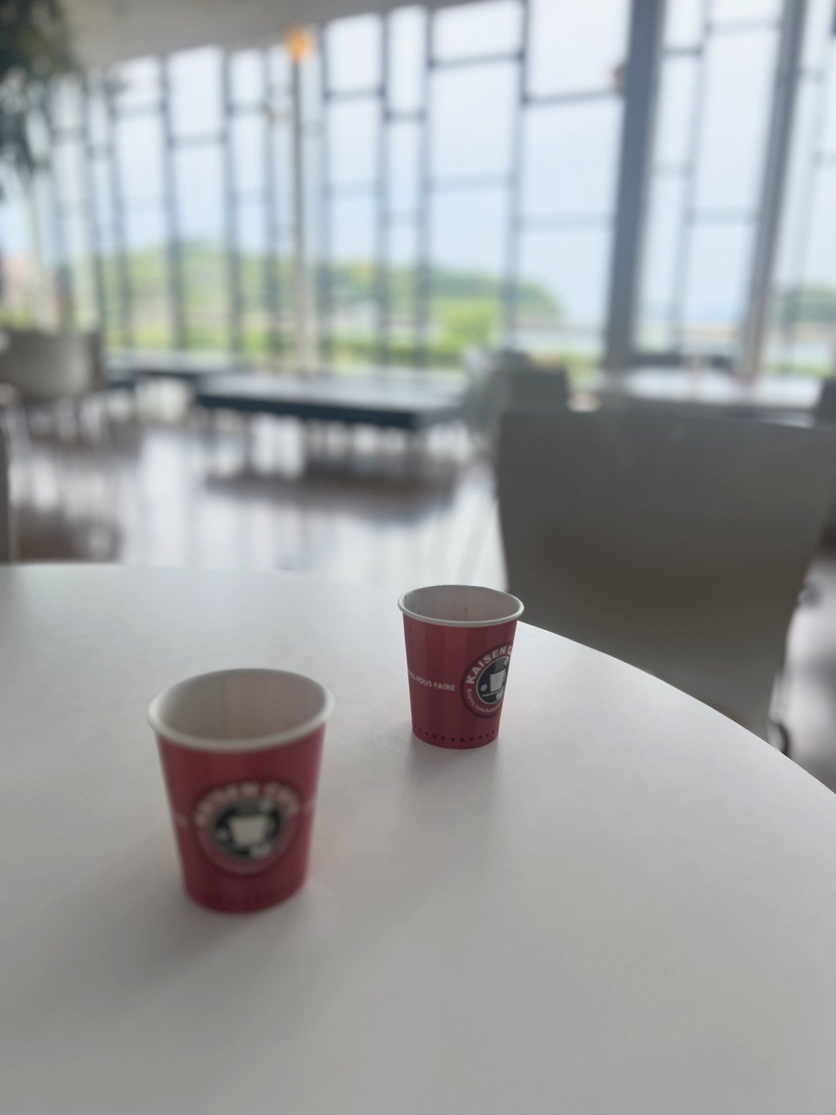 紙コップのコーヒー