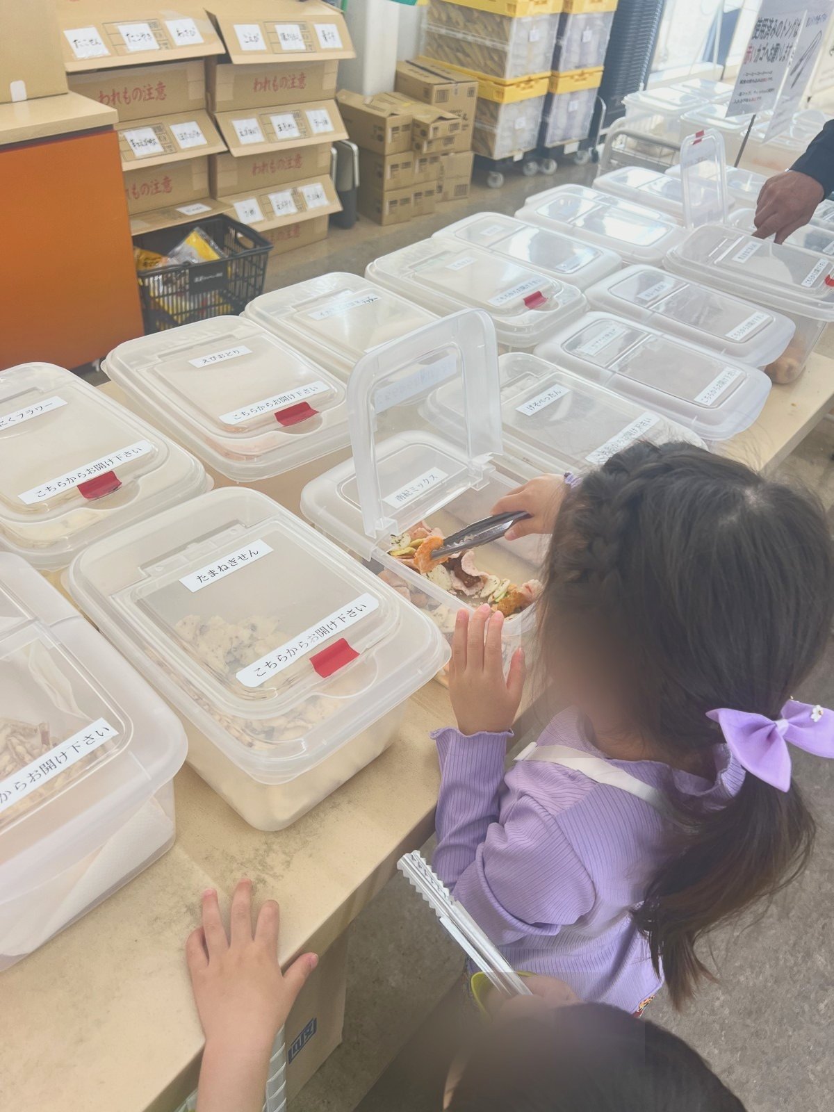 試食を取る子どもたち