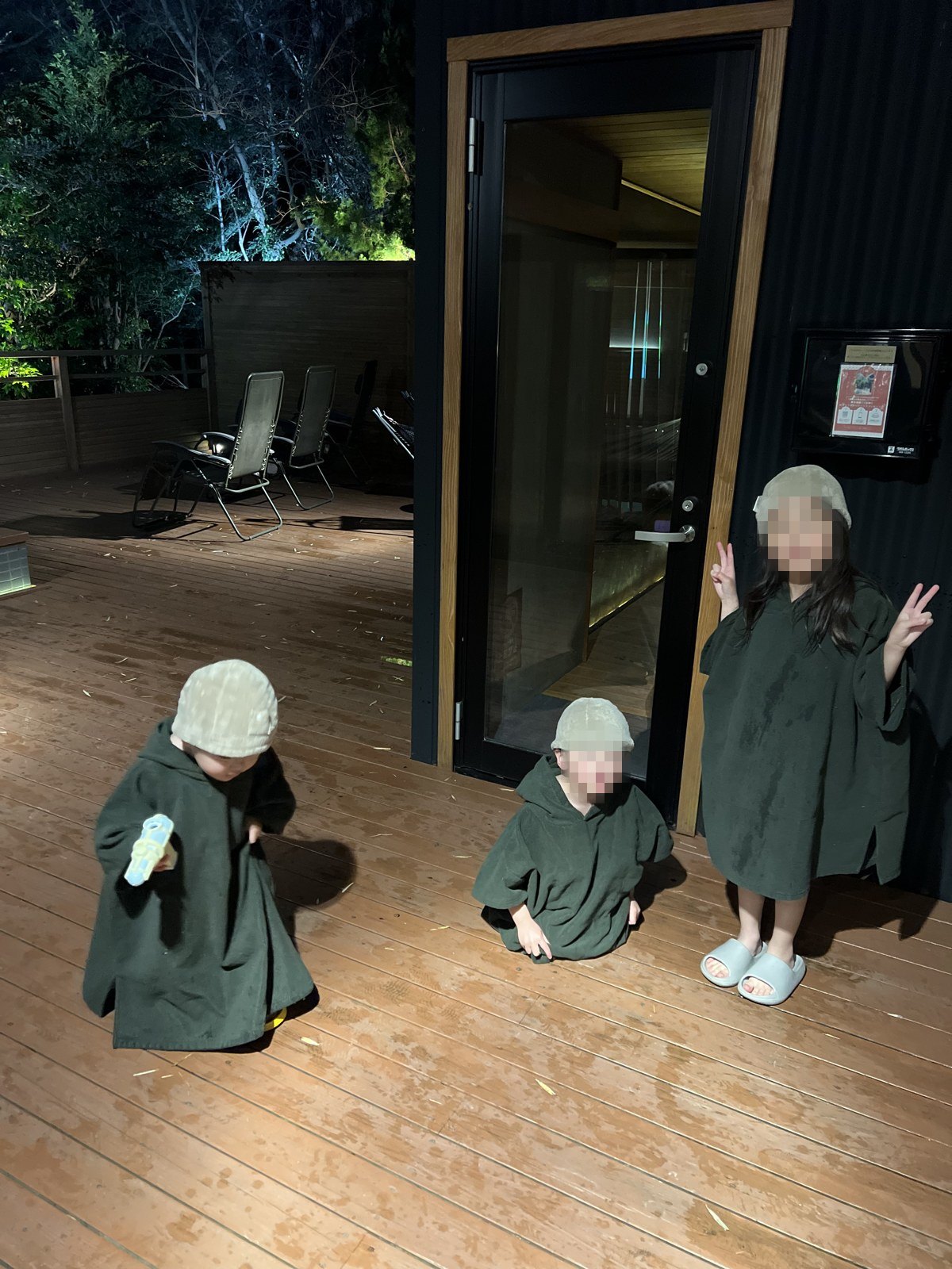 サウナのあと、ポンチョを着た子どもたち