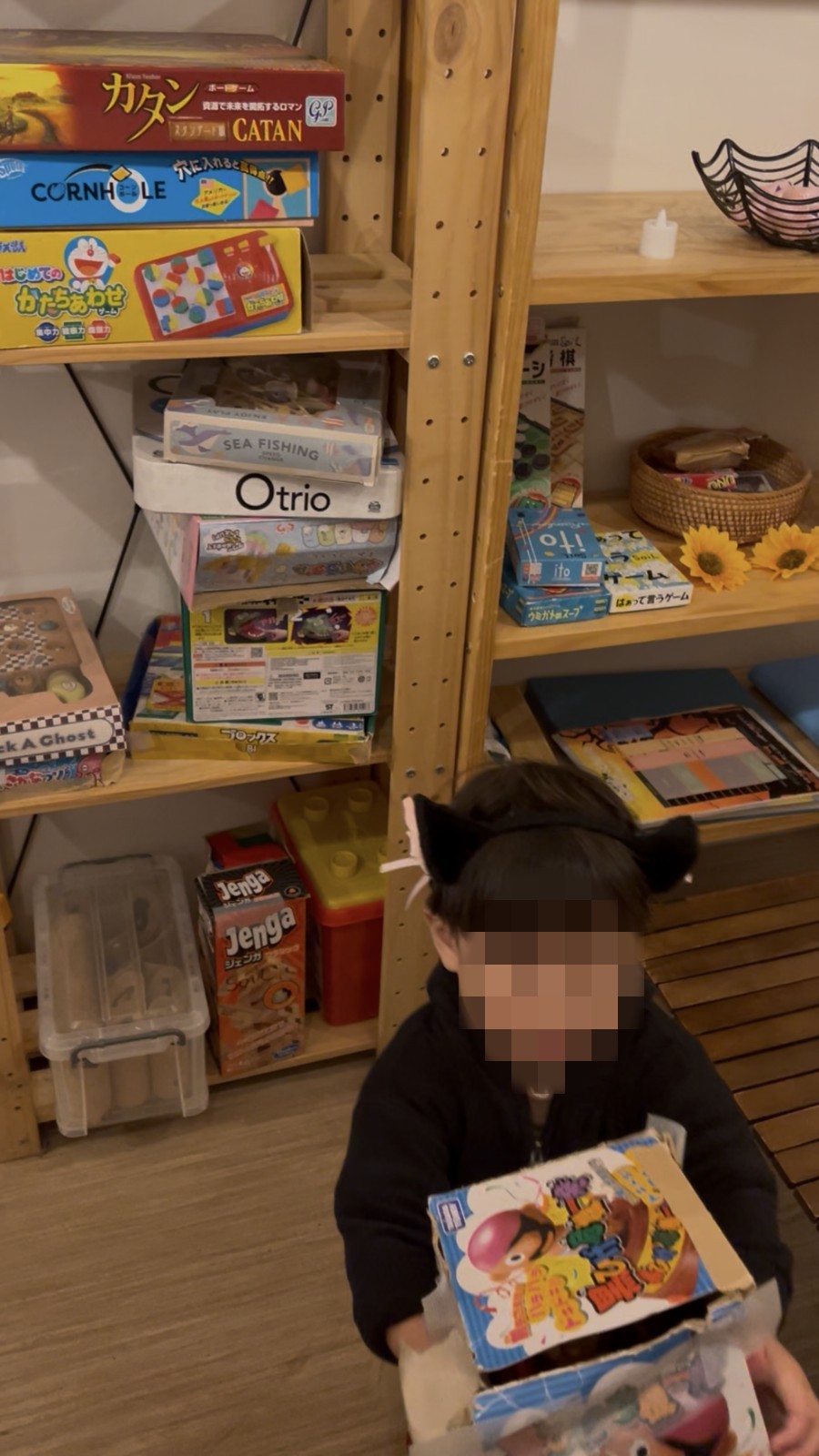 ボードゲームがずらりと並ぶ棚