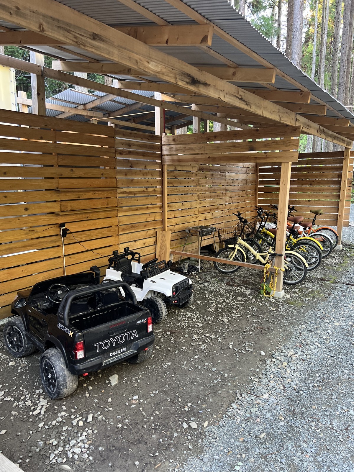 電動カートと自転車が並ぶスペース
