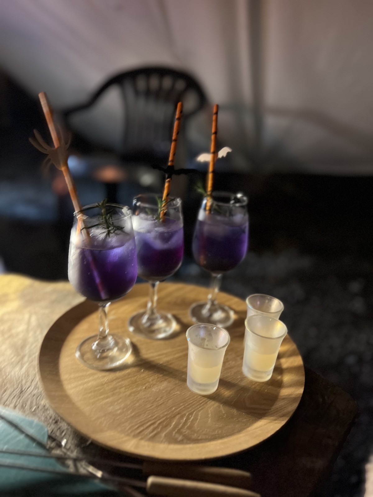 ハロウィンの飾りがついた紫のドリンク