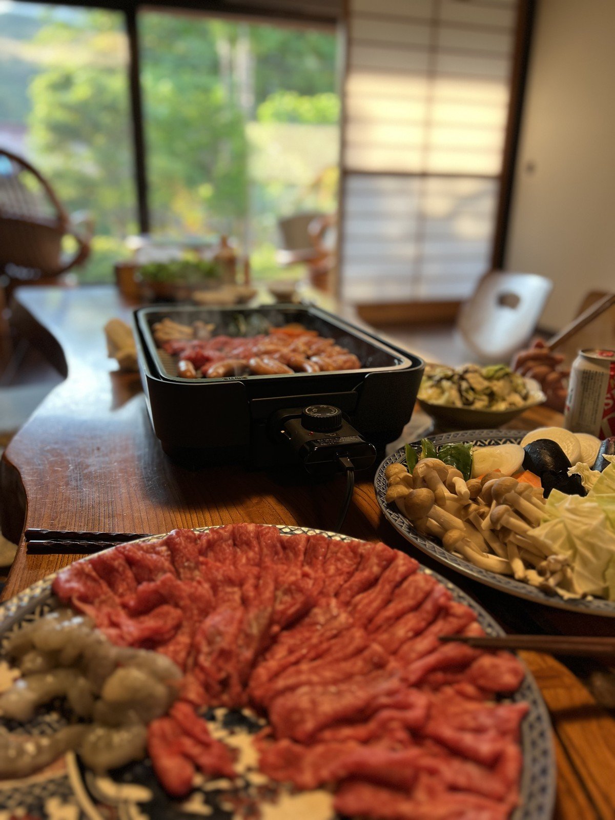ホットプレートでお肉を焼くBBQ。大皿にお肉と野菜