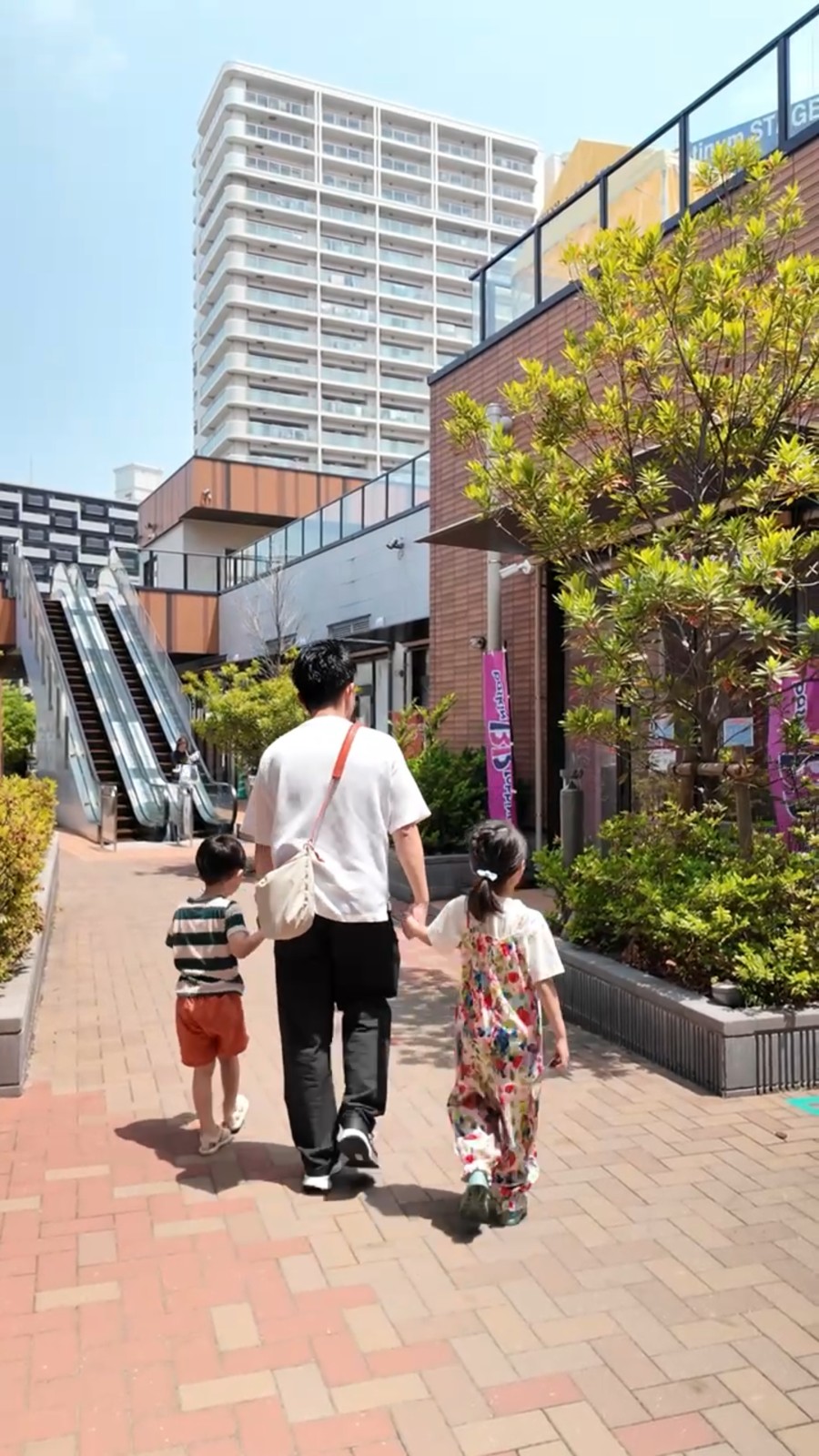 モール内の通路を歩く親子