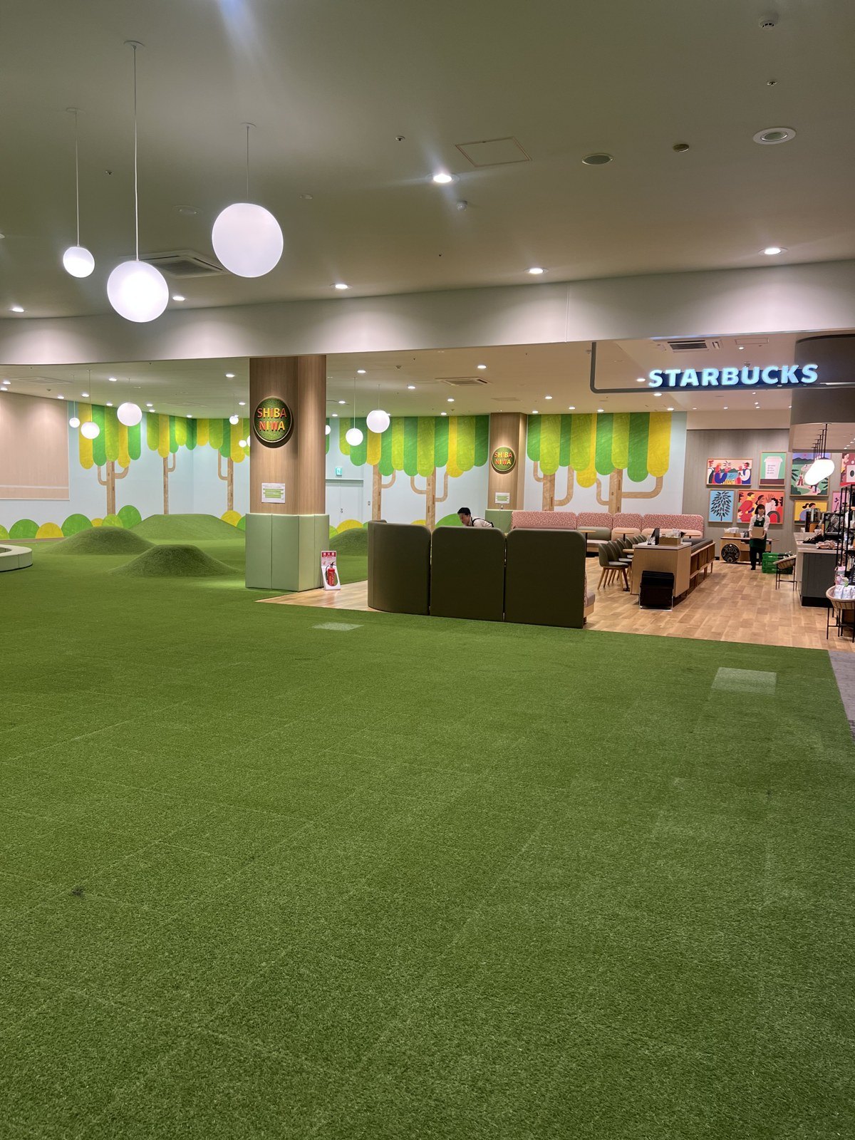 スターバックスの前に広がる人工芝の広場