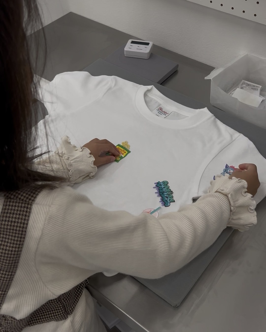 Tシャツにステッカーを並べて位置を決めているところ