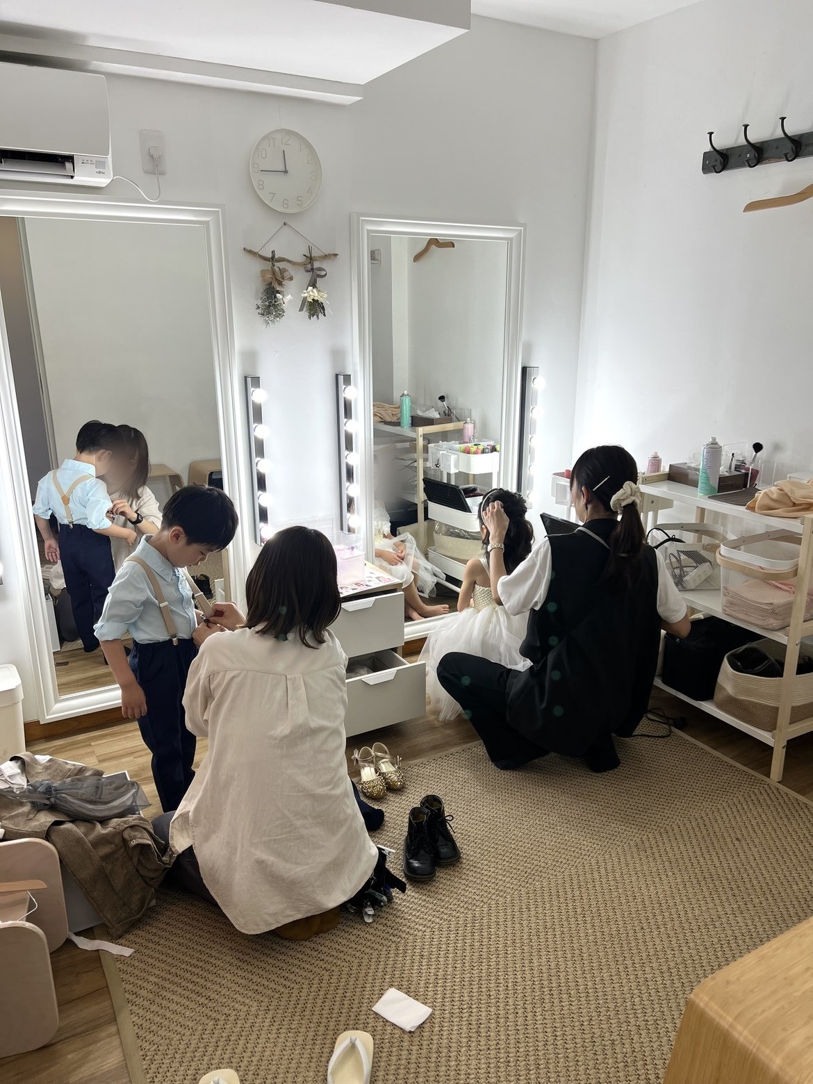 鏡とドレッサーが並ぶお支度の部屋