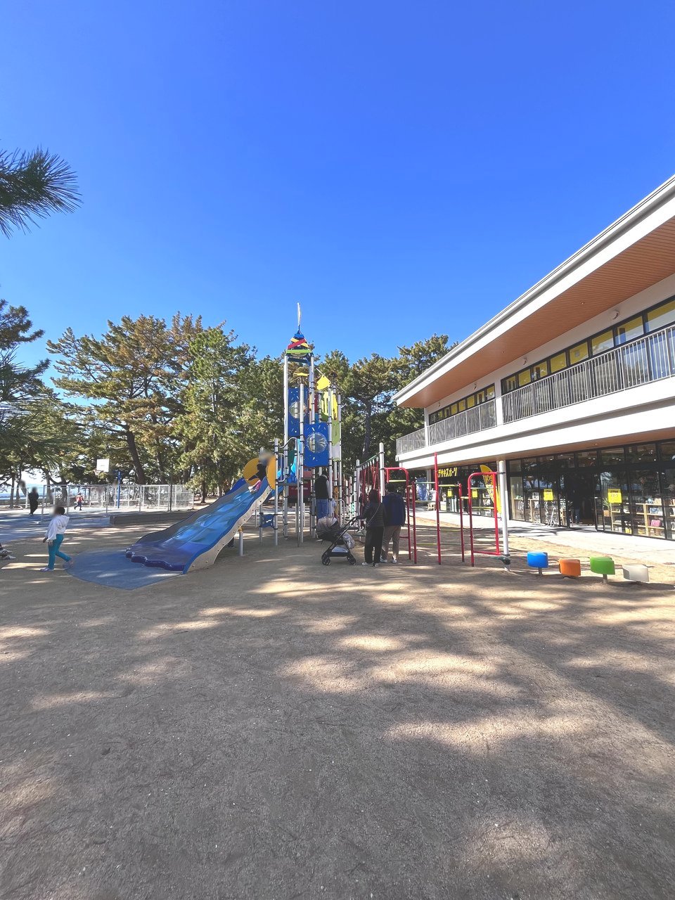 遊具エリアと、となりに建つ2階建ての建物