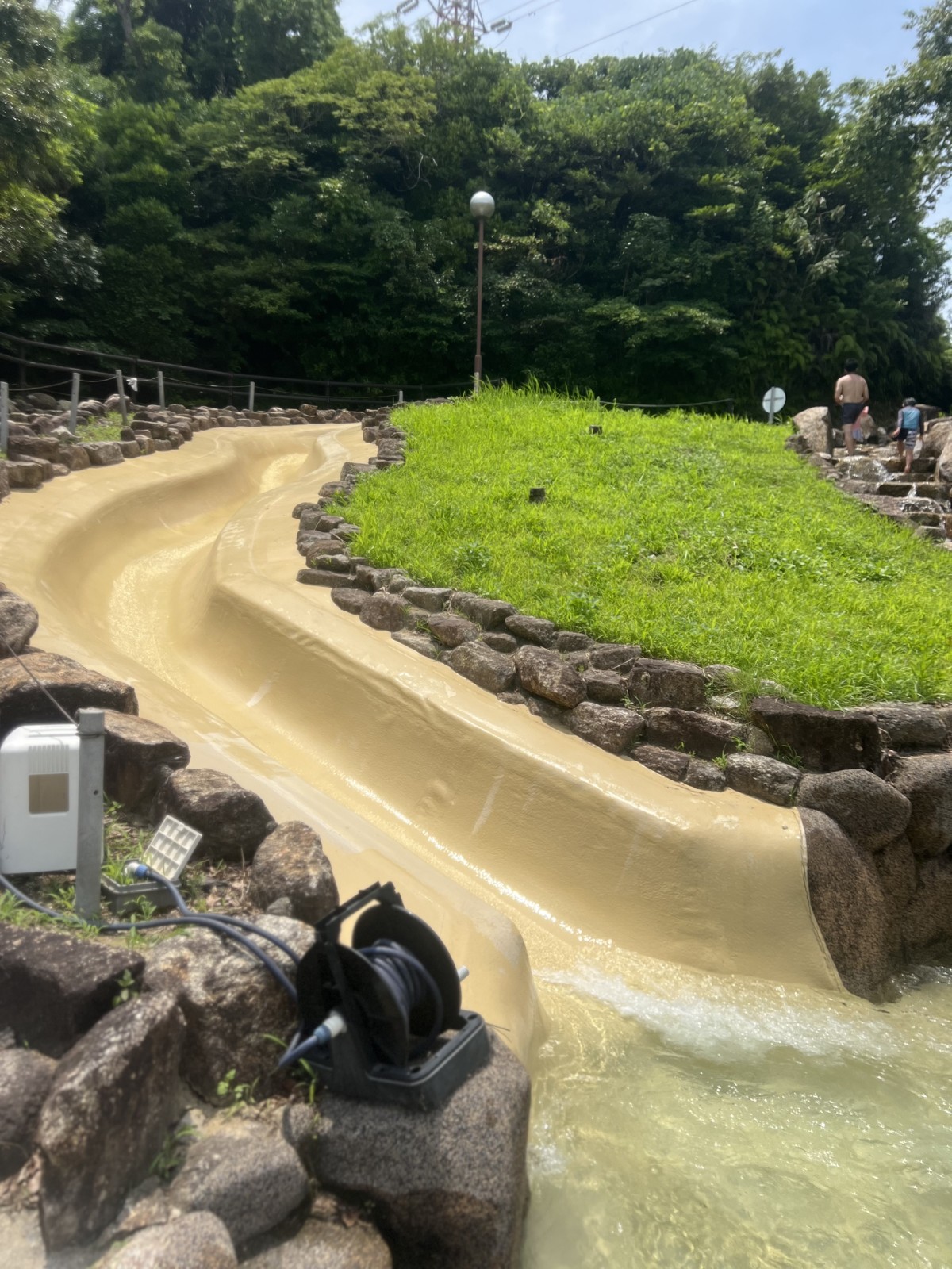 緑に囲まれた渓流タイプのスライダー
