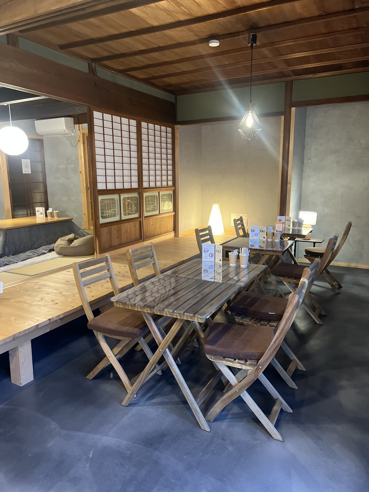 併設カフェの店内。土間にテーブルと椅子